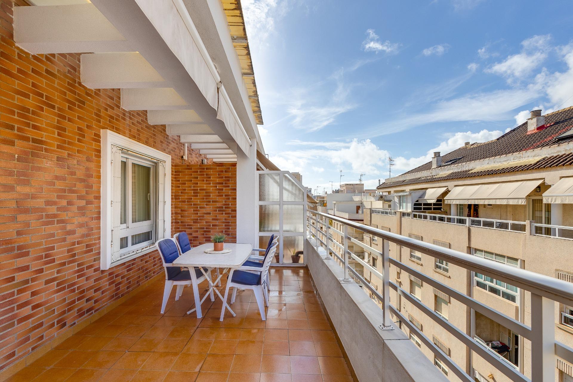 We present to you this charming penthouse apartment located in the heart of Torrevieja, just 200 met