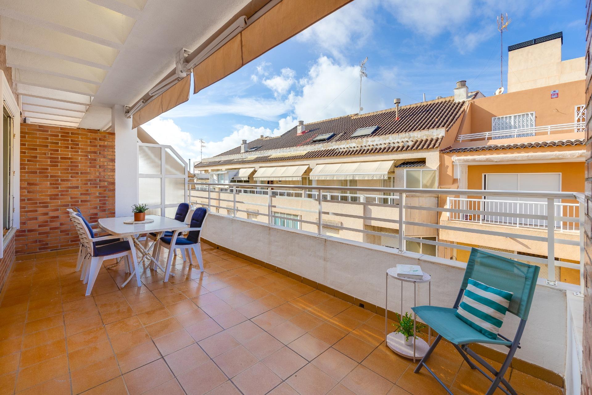 We present to you this charming penthouse apartment located in the heart of Torrevieja, just 200 met
