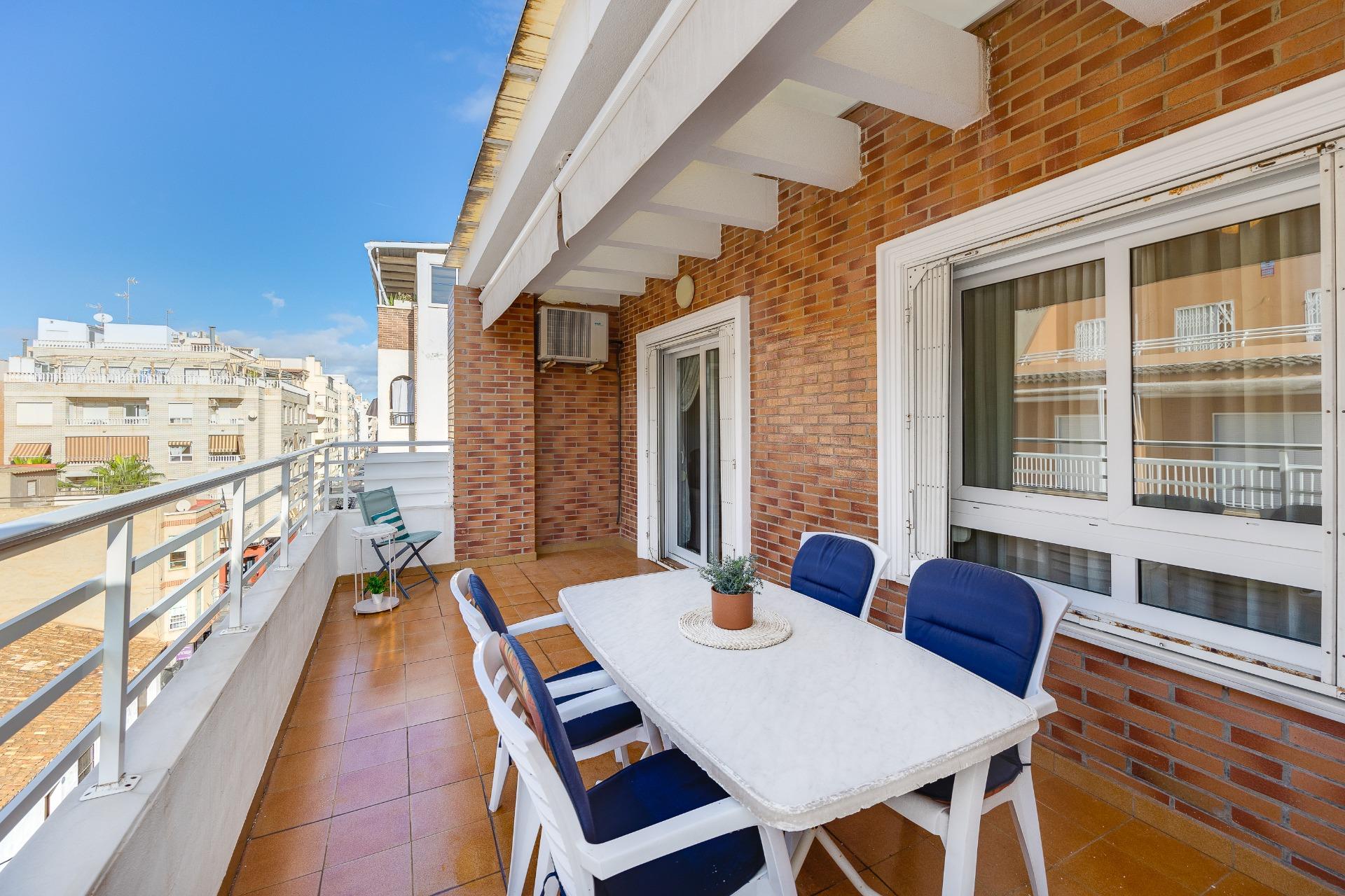 We present to you this charming penthouse apartment located in the heart of Torrevieja, just 200 met