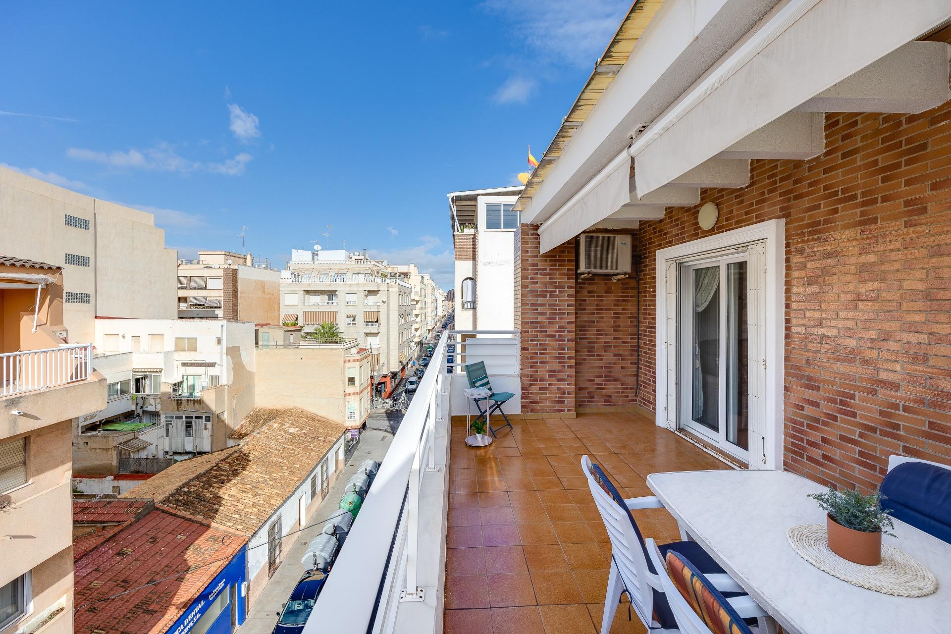 We present to you this charming penthouse apartment located in the heart of Torrevieja, just 200 met