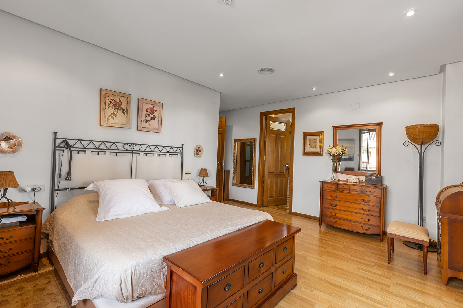 Bedroom in villa for sale in Torrevieja