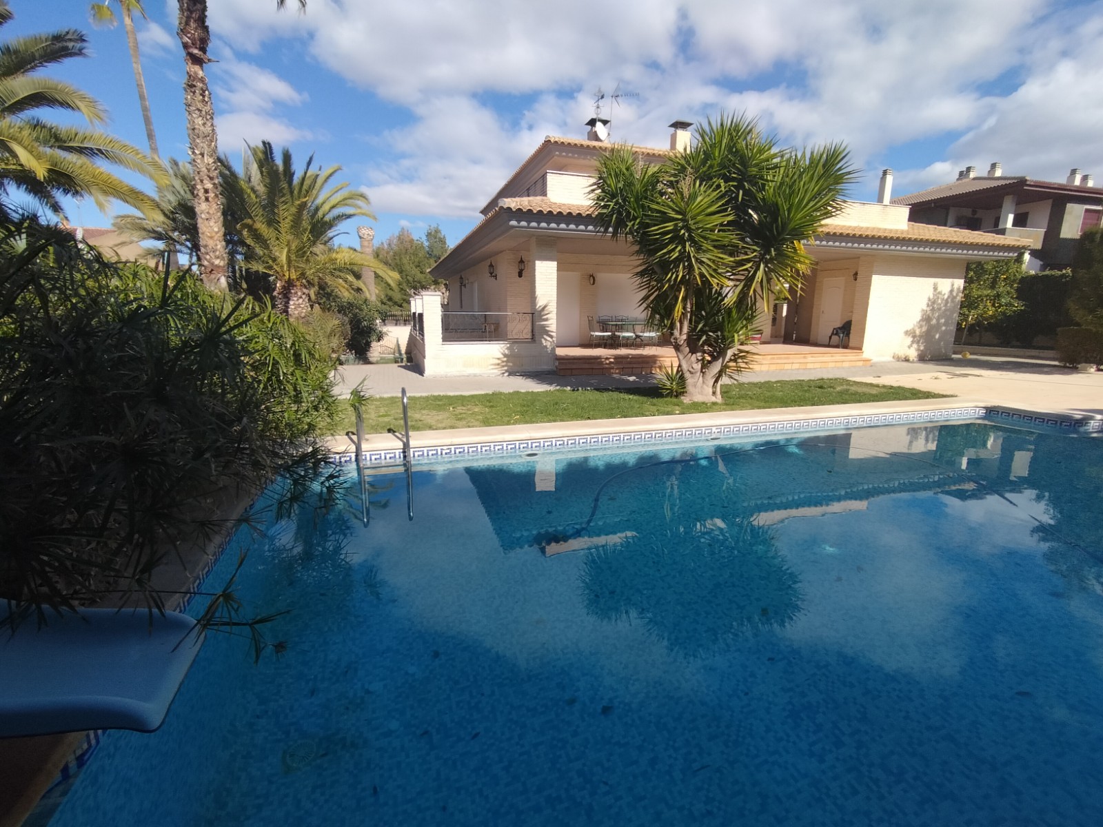 We have this spectacular villa for sale in one of the best areas of Elda