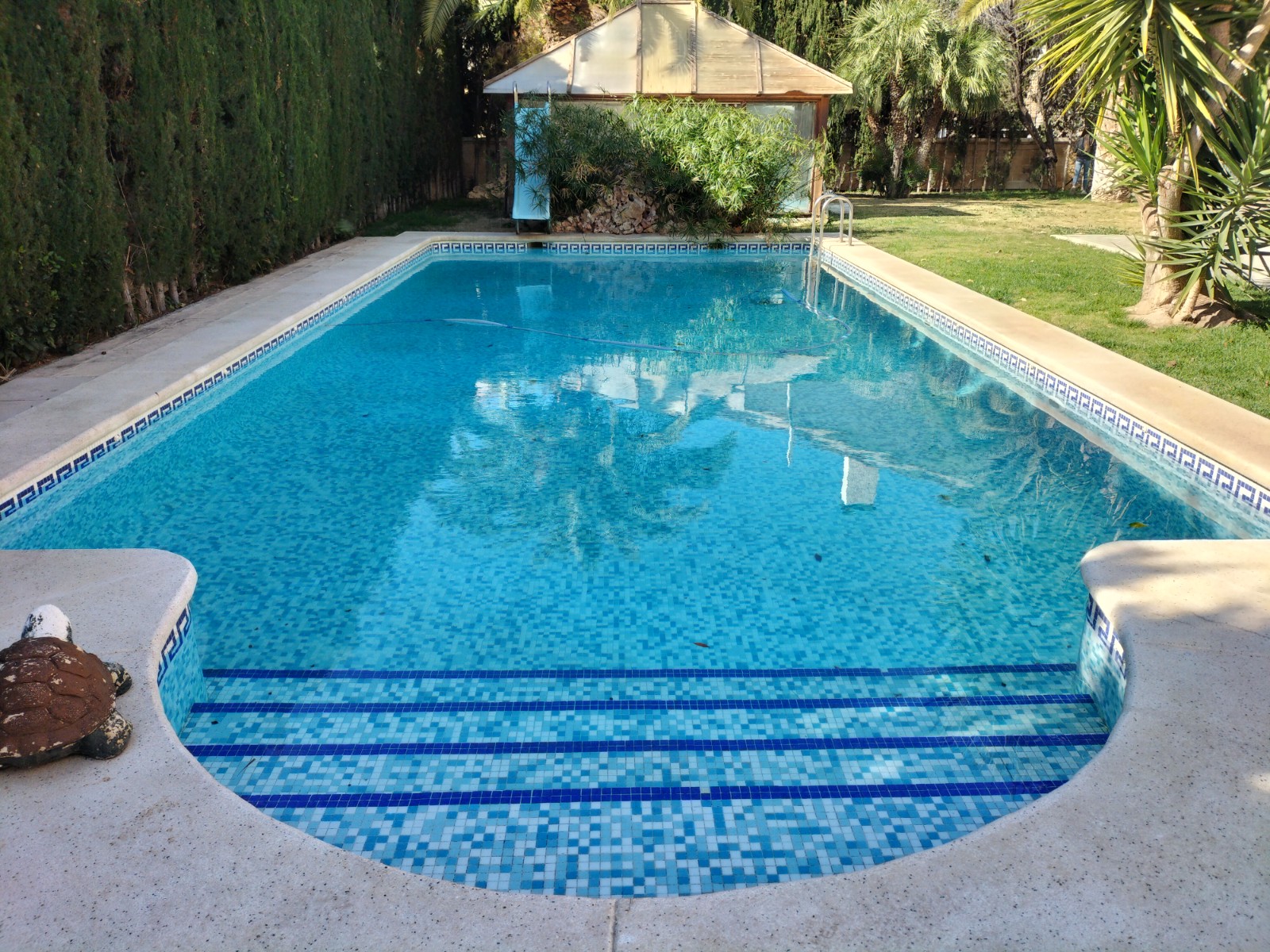 We have this spectacular villa for sale in one of the best areas of Elda