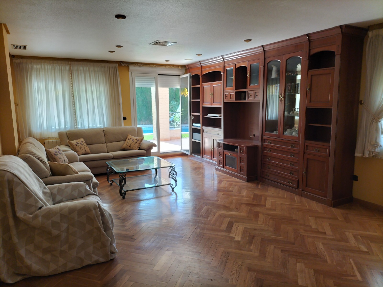 We have this spectacular villa for sale in one of the best areas of Elda