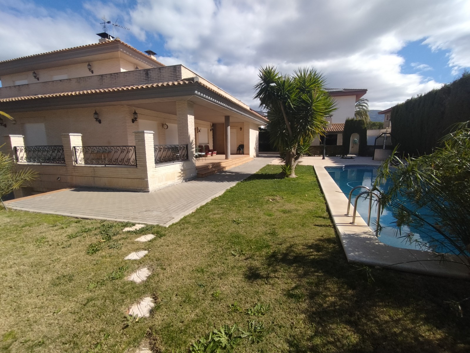 Pool area in villa for sale in Elda