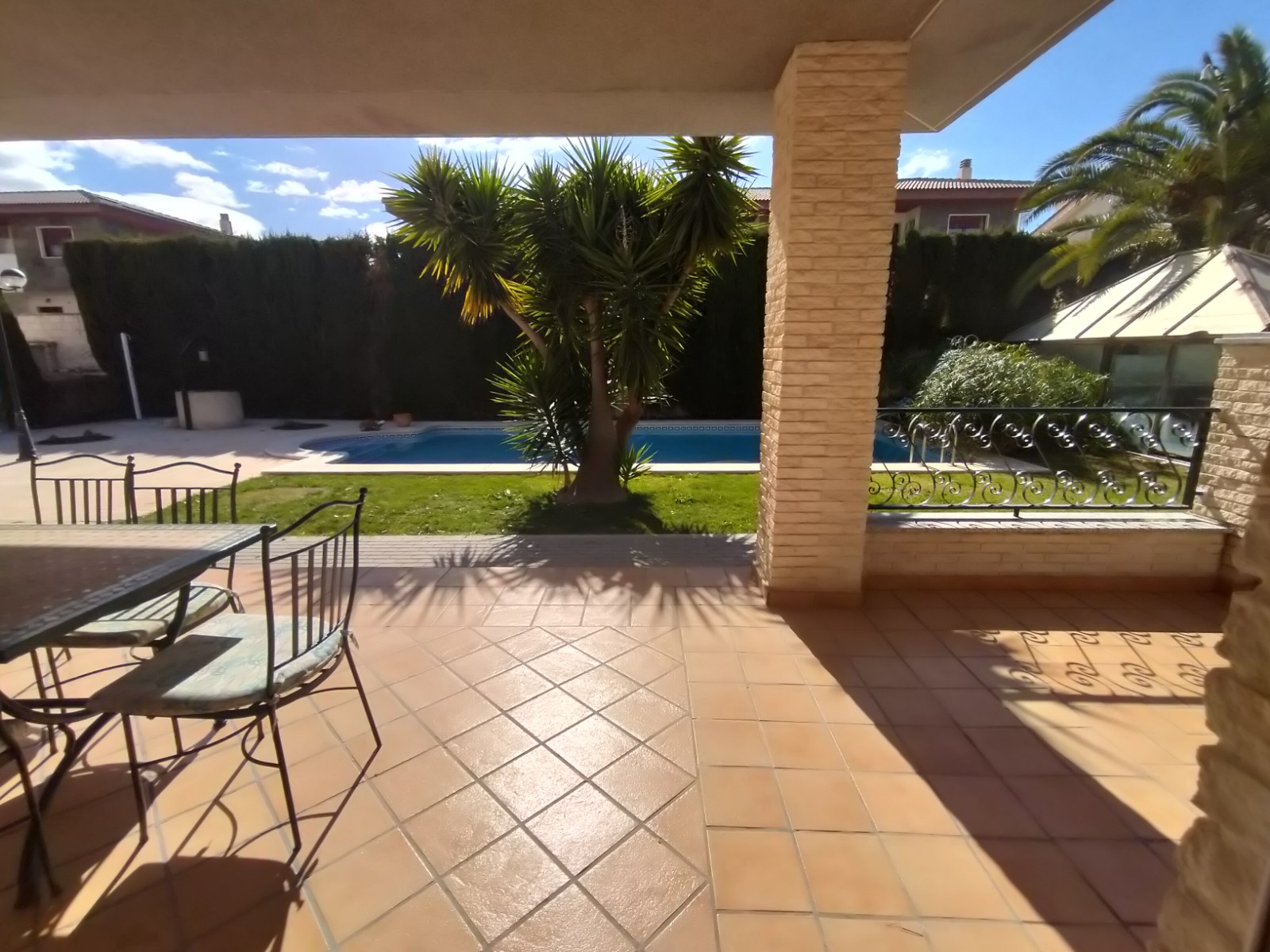 Bedroom in villa for sale in Elda