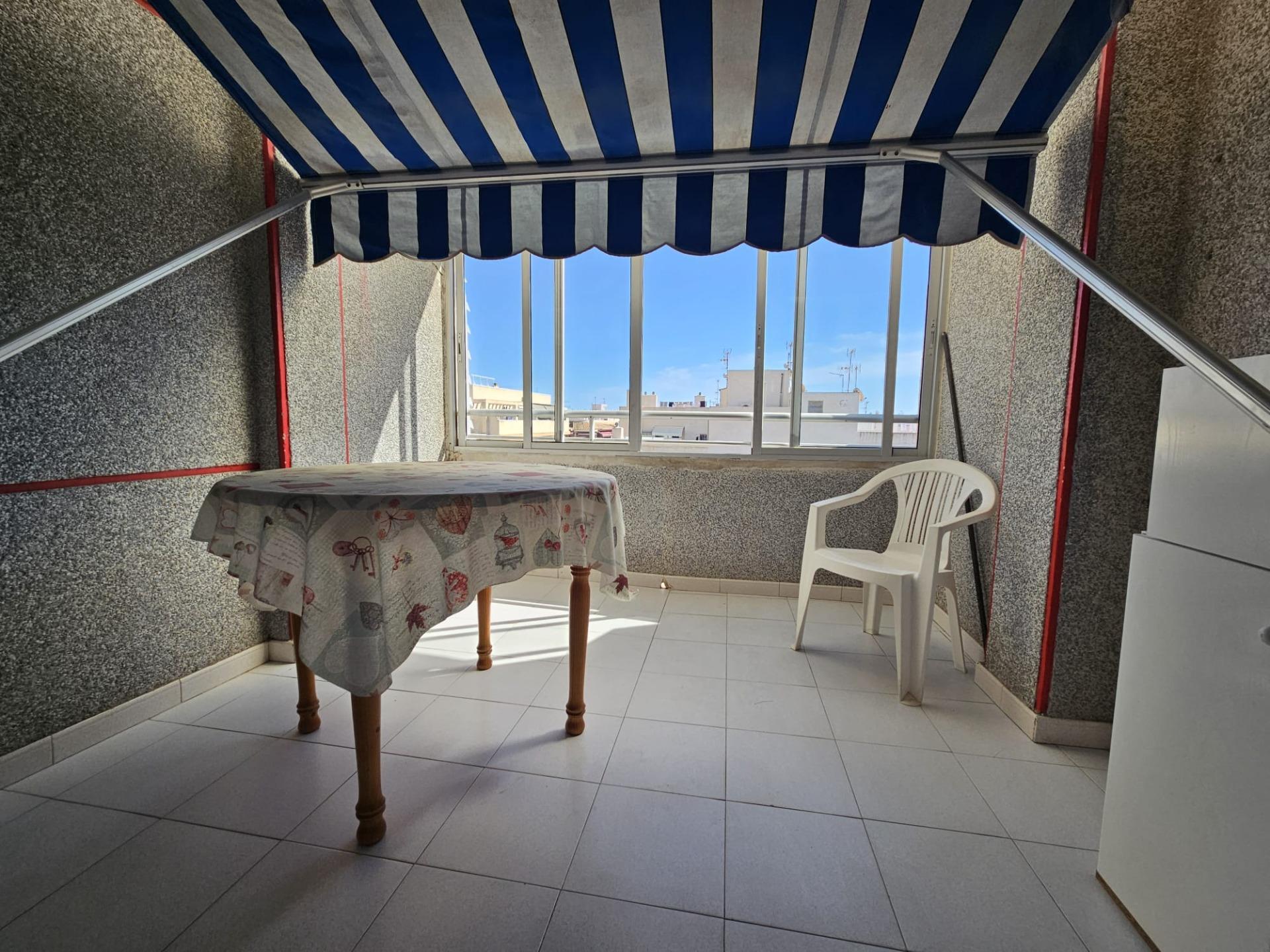 We present this cozy penthouse located just 450 meters from Playa del Cura, one of the most sought-a