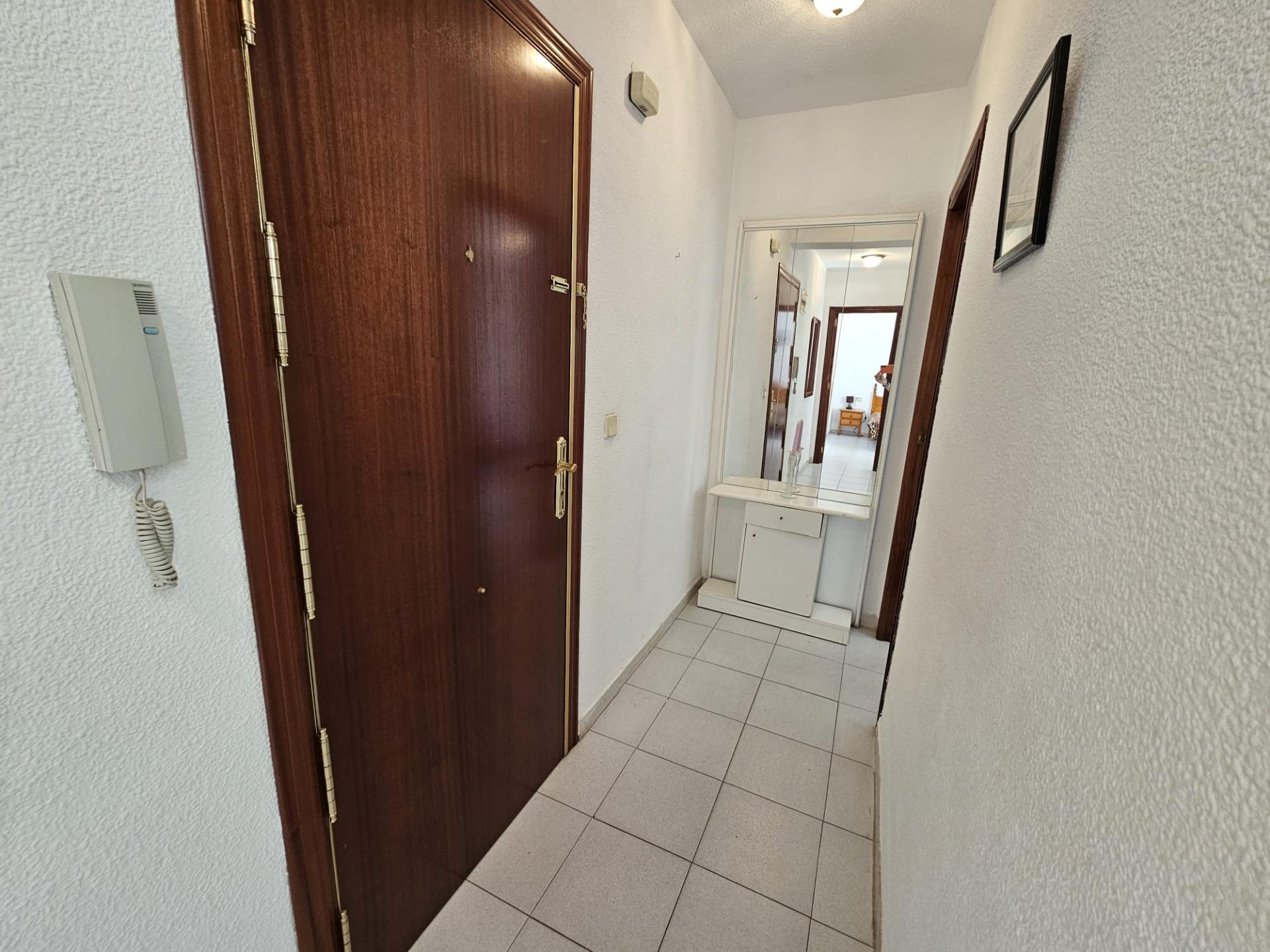We present this cozy penthouse located just 450 meters from Playa del Cura, one of the most sought-a