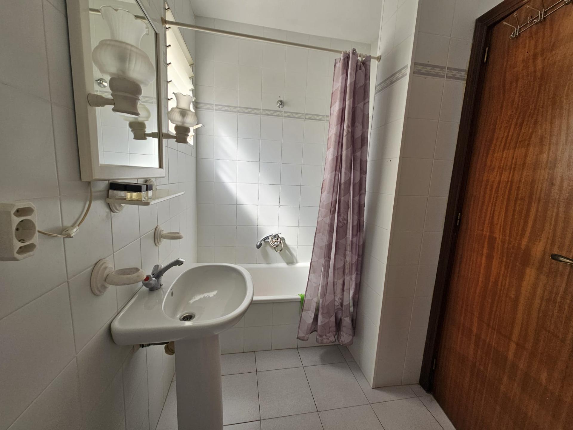 We present this cozy penthouse located just 450 meters from Playa del Cura, one of the most sought-a