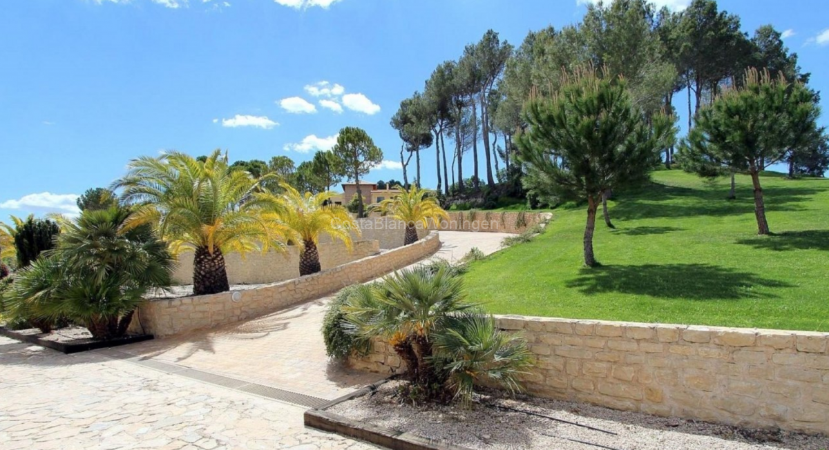 Garden in villa for sale in Penaguila