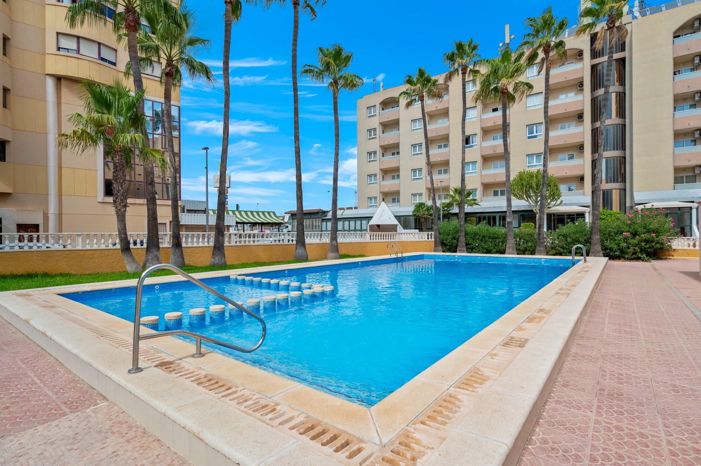Garden in apartment for sale in Punta Prima