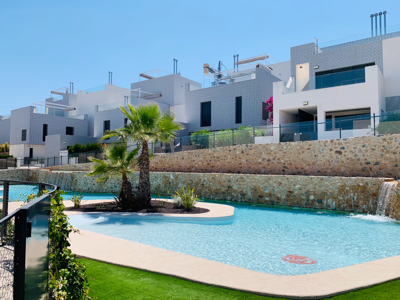 This modern 3 bedrooms flat with terrace and solarium, on the first floor of a magnificent little re