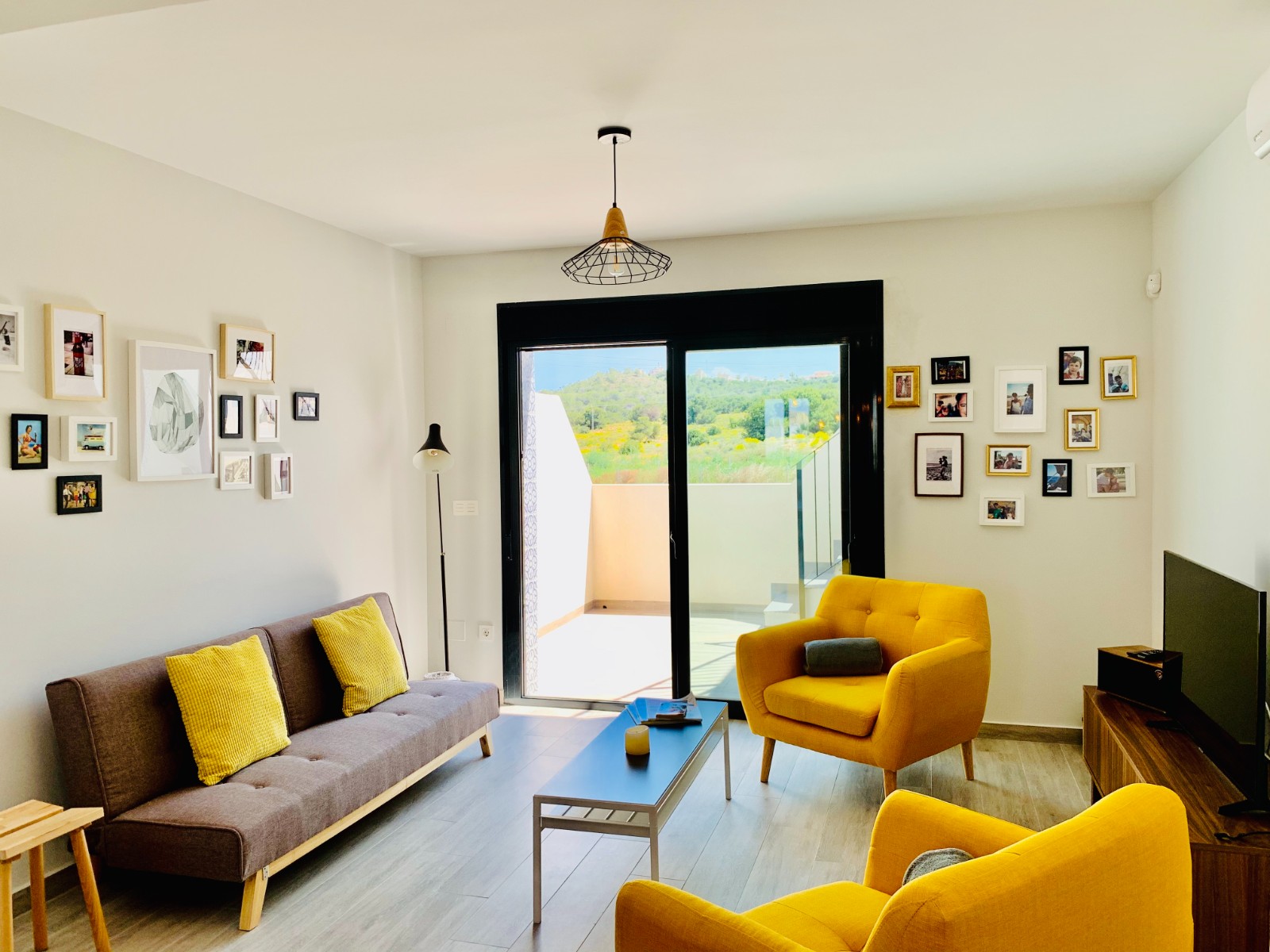 This modern 3 bedrooms flat with terrace and solarium, on the first floor of a magnificent little re