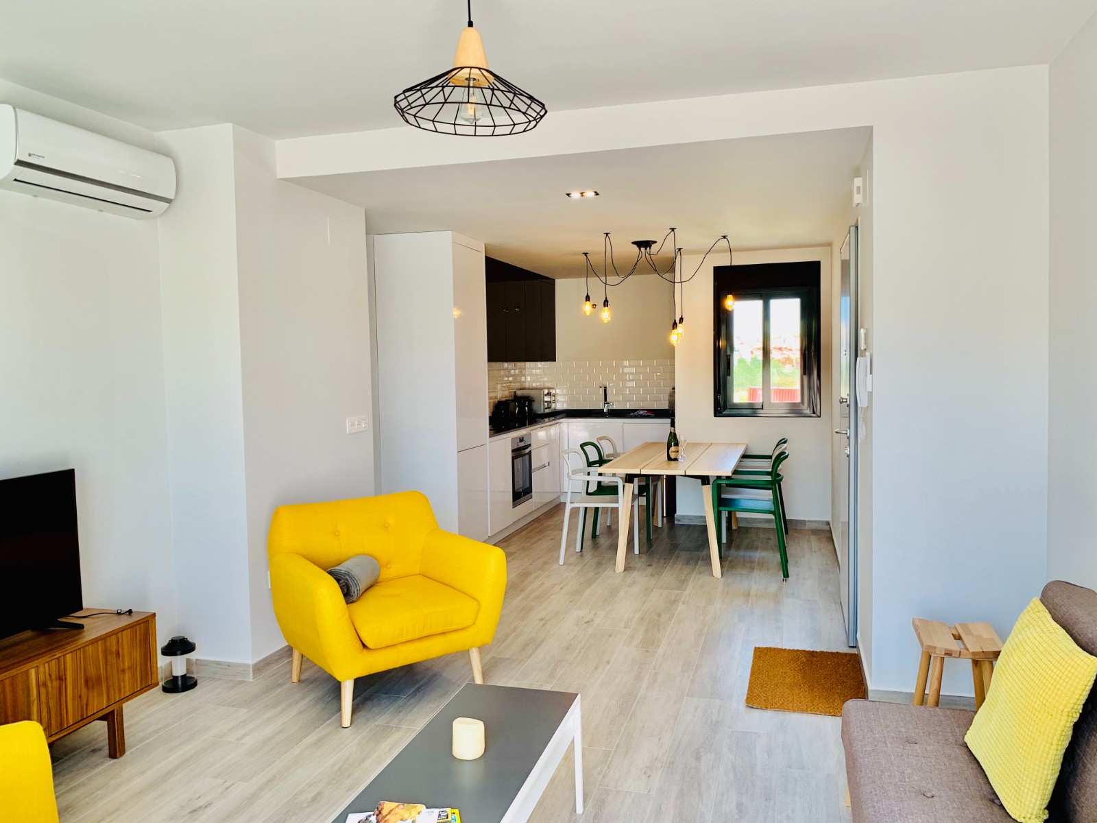 This modern 3 bedrooms flat with terrace and solarium, on the first floor of a magnificent little re