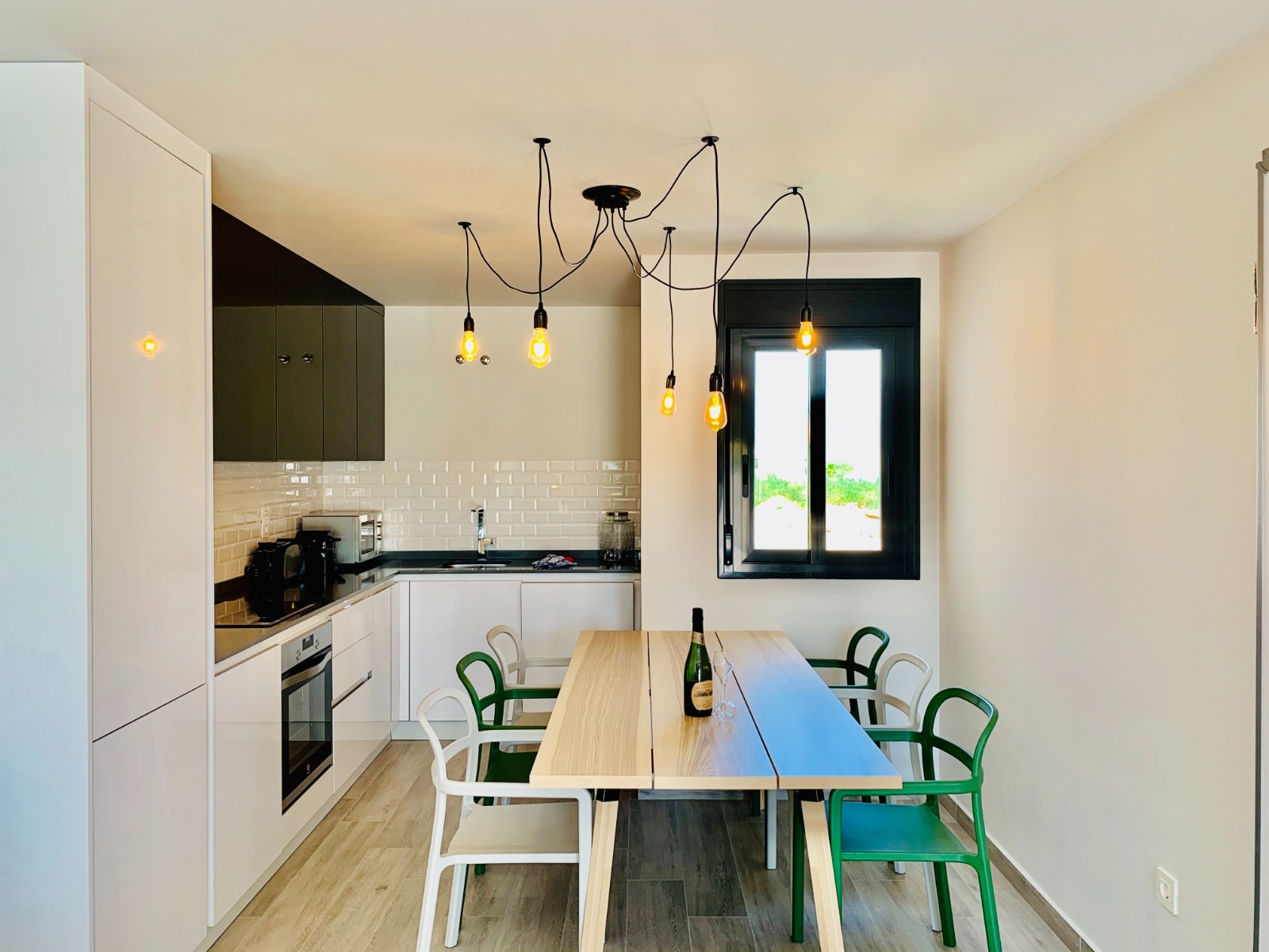 This modern 3 bedrooms flat with terrace and solarium, on the first floor of a magnificent little re