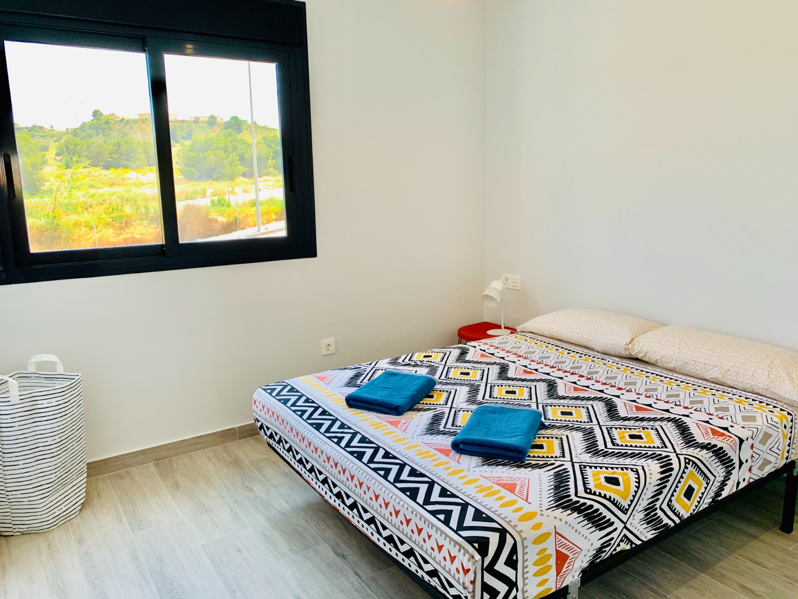 This modern 3 bedrooms flat with terrace and solarium, on the first floor of a magnificent little re