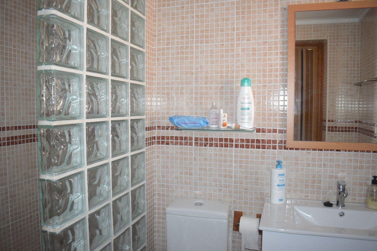 Bathroom in villa for sale in Guardamar del Segura