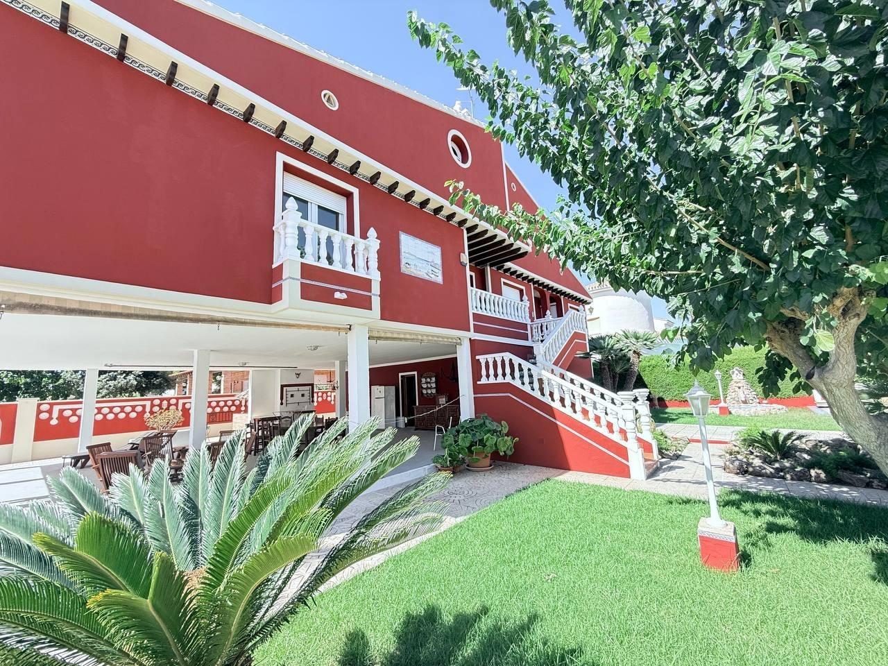 Garden in villa for sale in Campoamor