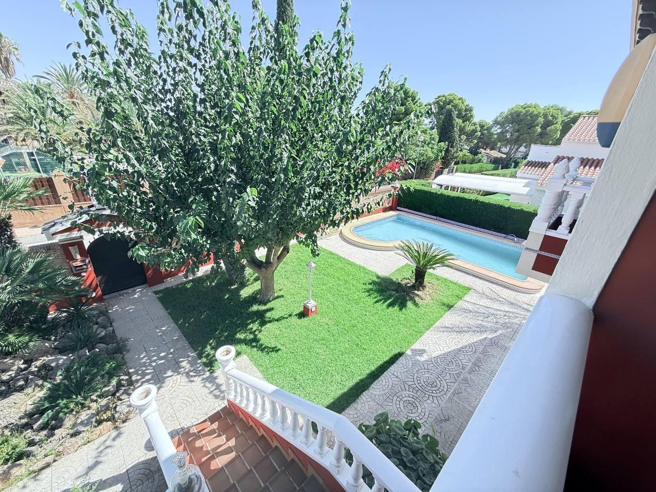 Garden in villa for sale in Campoamor