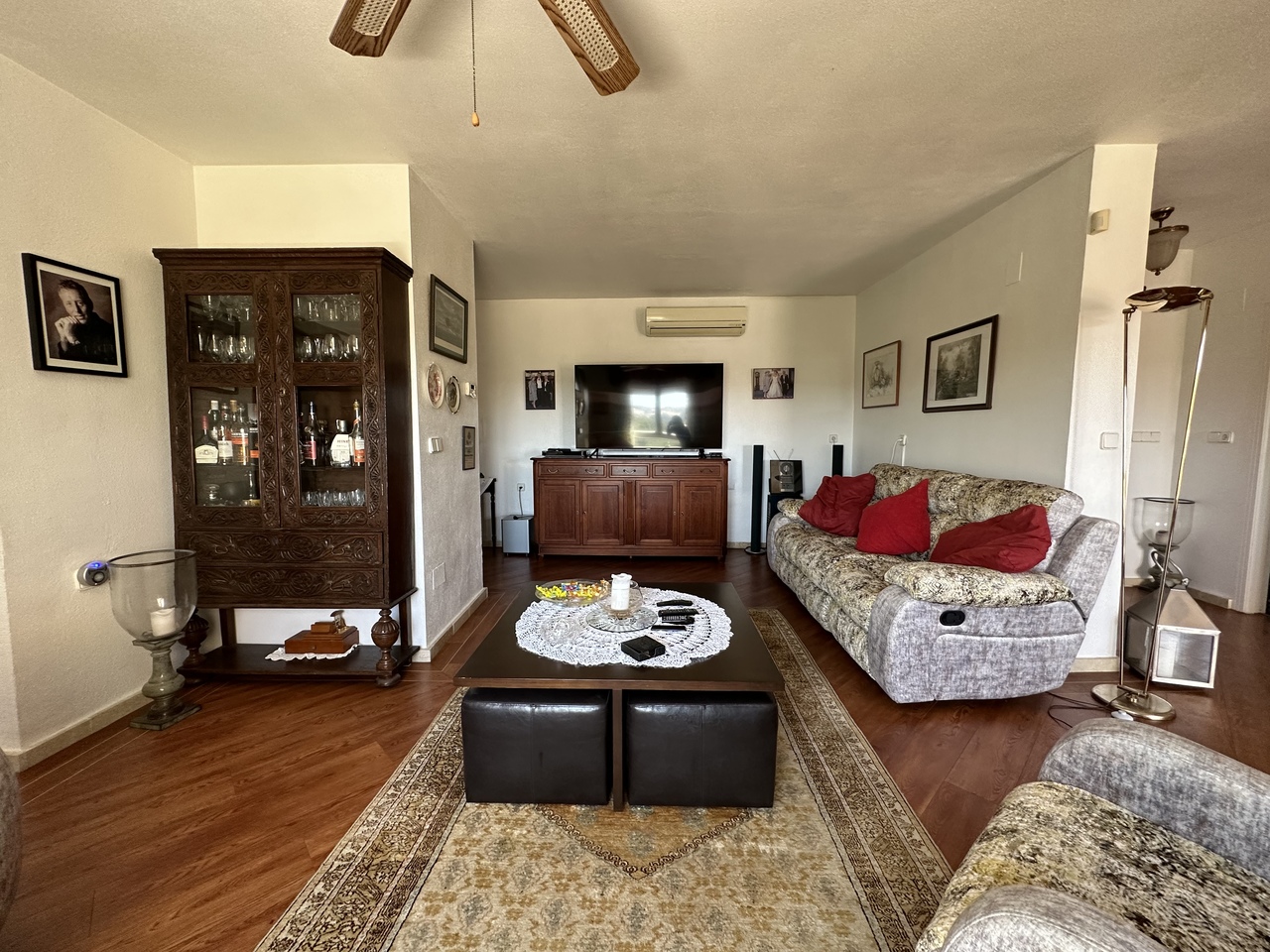Master bedroom in villa for sale in Villamartin