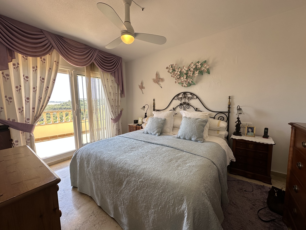 Bedroom in villa for sale in Villamartin