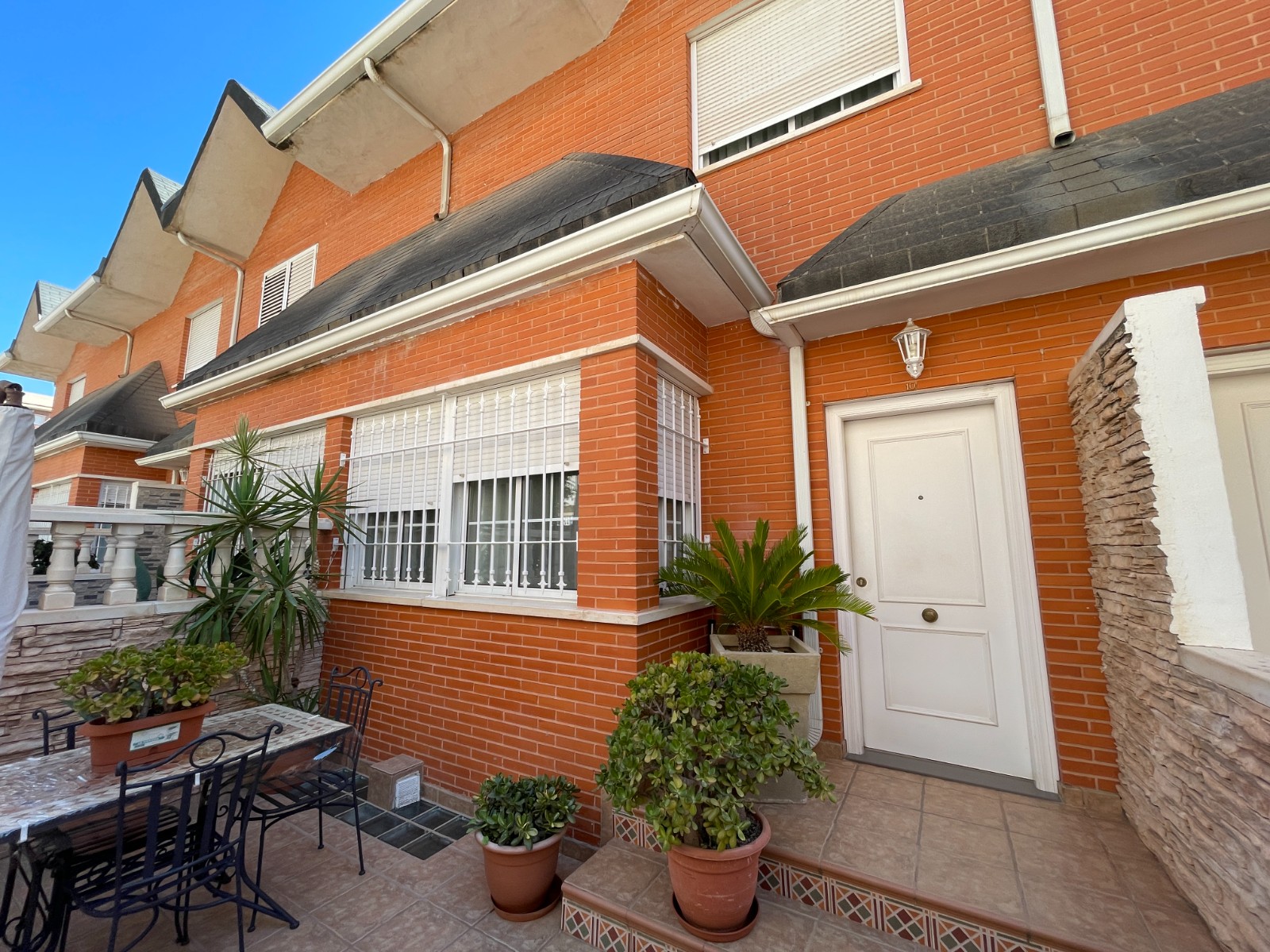 Exclusive Townhouse in Elche Discover this magnificent townhouse with 4 bedrooms and 3 bathrooms, lo