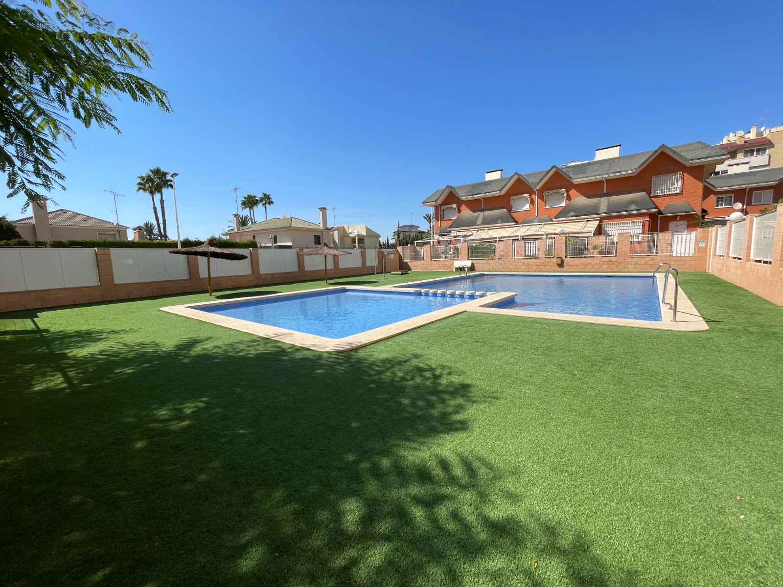 Exclusive Townhouse in Elche Discover this magnificent townhouse with 4 bedrooms and 3 bathrooms, lo