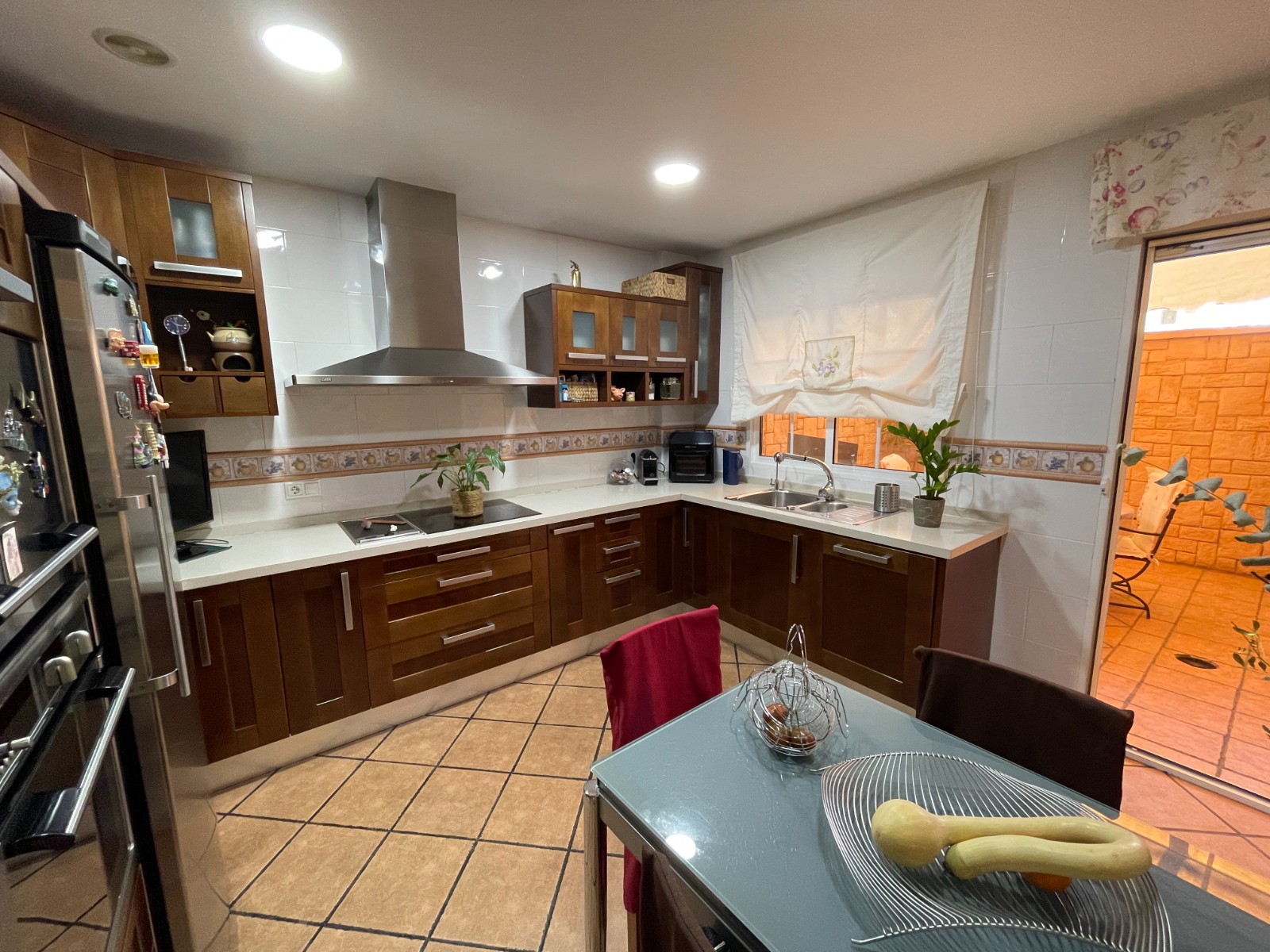 Exclusive Townhouse in Elche Discover this magnificent townhouse with 4 bedrooms and 3 bathrooms, lo