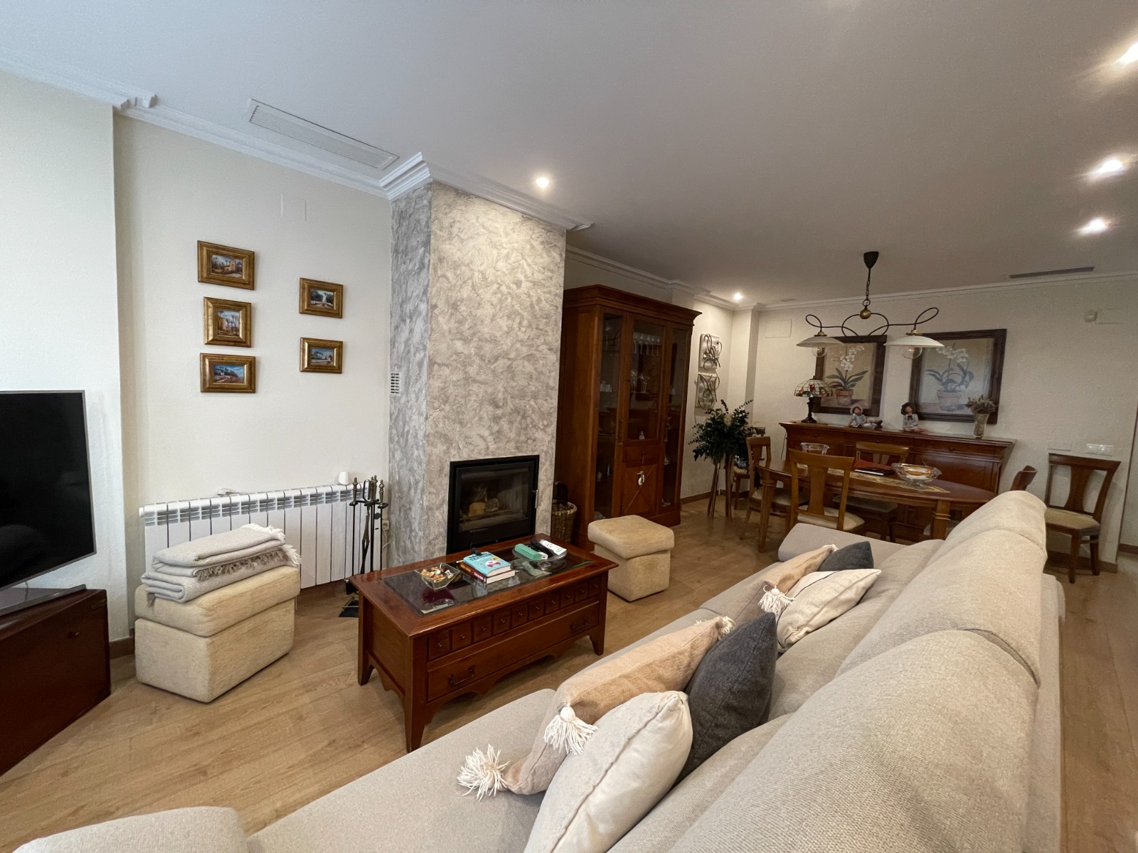 Exclusive Townhouse in Elche Discover this magnificent townhouse with 4 bedrooms and 3 bathrooms, lo
