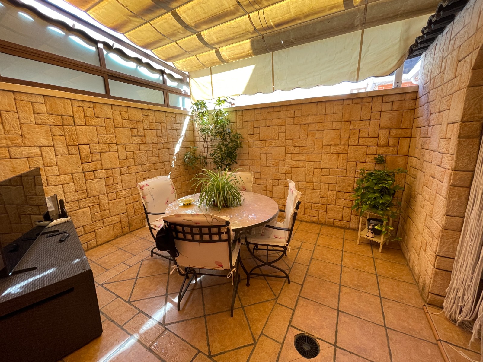 Exclusive Townhouse in Elche Discover this magnificent townhouse with 4 bedrooms and 3 bathrooms, lo
