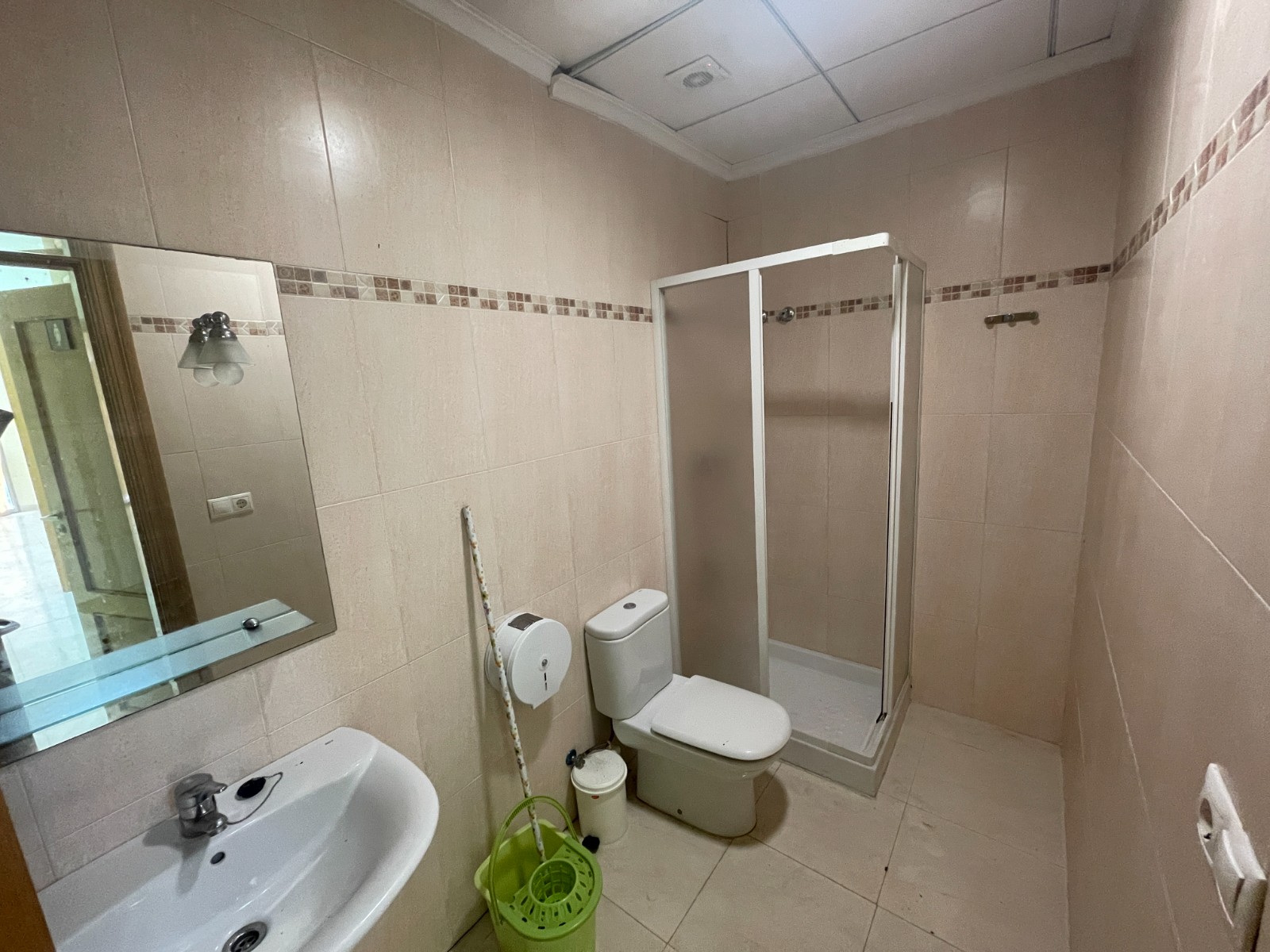 Bedroom in commercial for sale in Guardamar del Segura