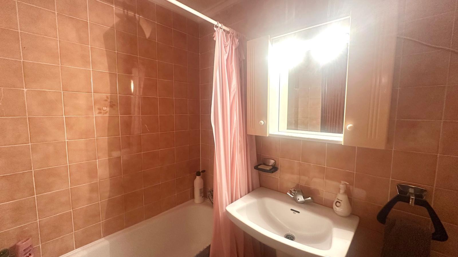 Bedroom in apartment for sale in Torrevieja
