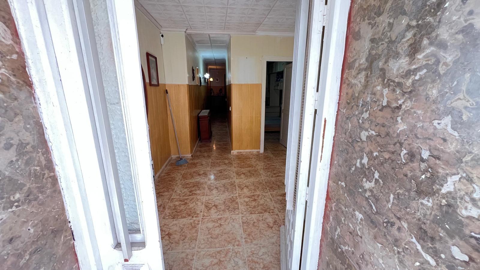 Spacious 100m² ground floor apartment in the center of Torrevieja, just 250m from the beach
