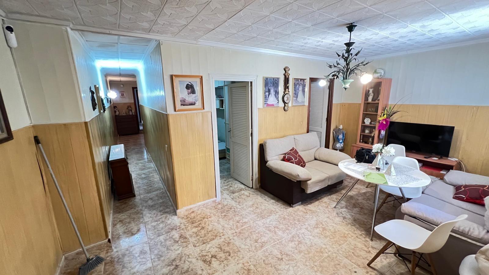 Spacious 100m² ground floor apartment in the center of Torrevieja, just 250m from the beach
