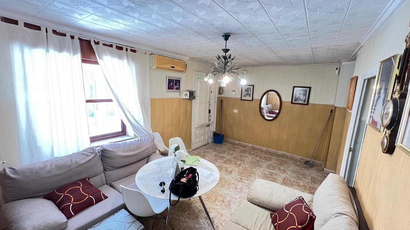 Spacious 100m² ground floor apartment in the center of Torrevieja, just 250m from the beach