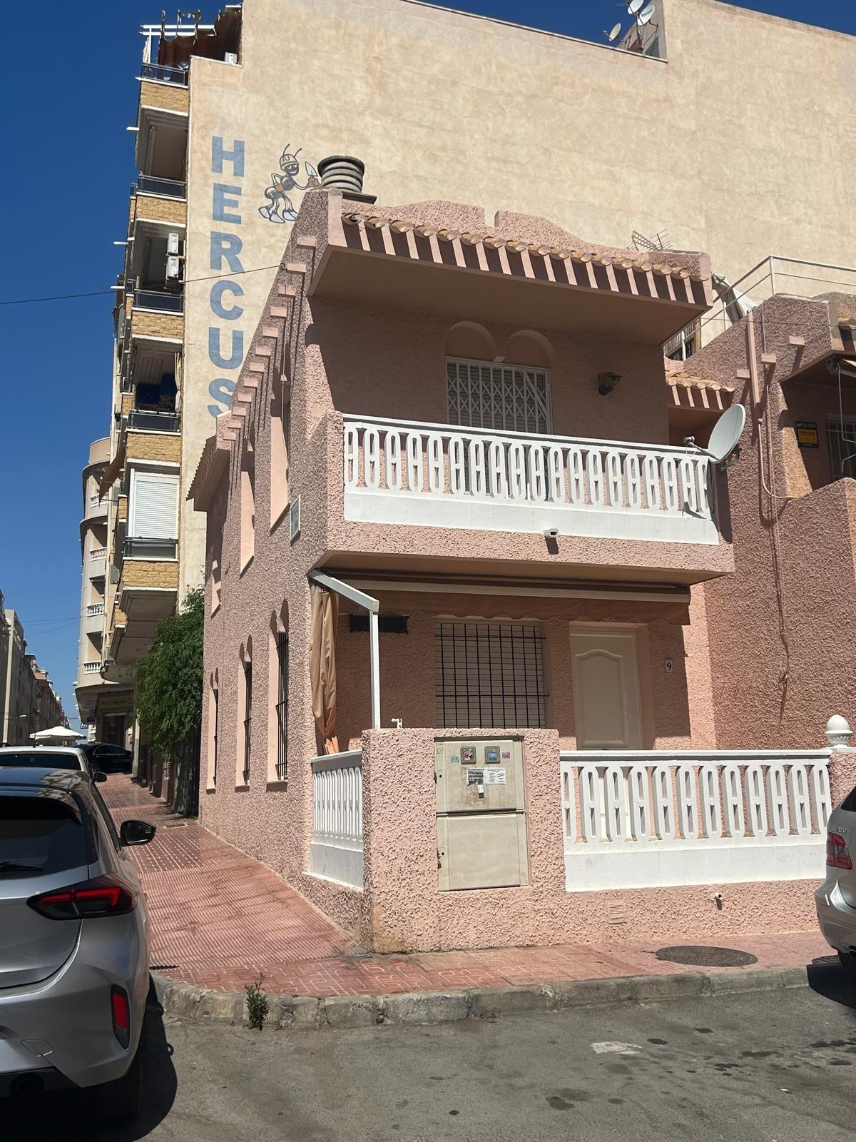 3-Bedroom Townhouse in the Center of Torrevieja – Just 500 Meters from the Sea Discover this fantast