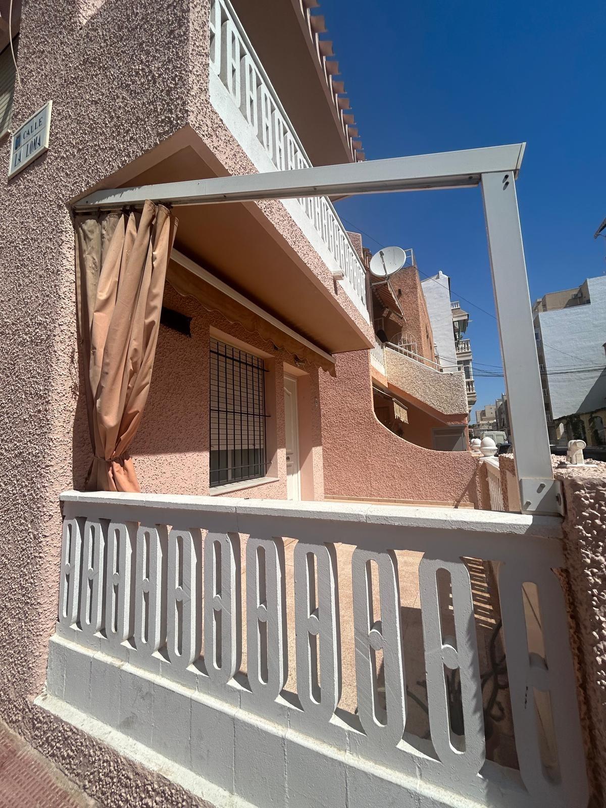 3-Bedroom Townhouse in the Center of Torrevieja – Just 500 Meters from the Sea Discover this fantast