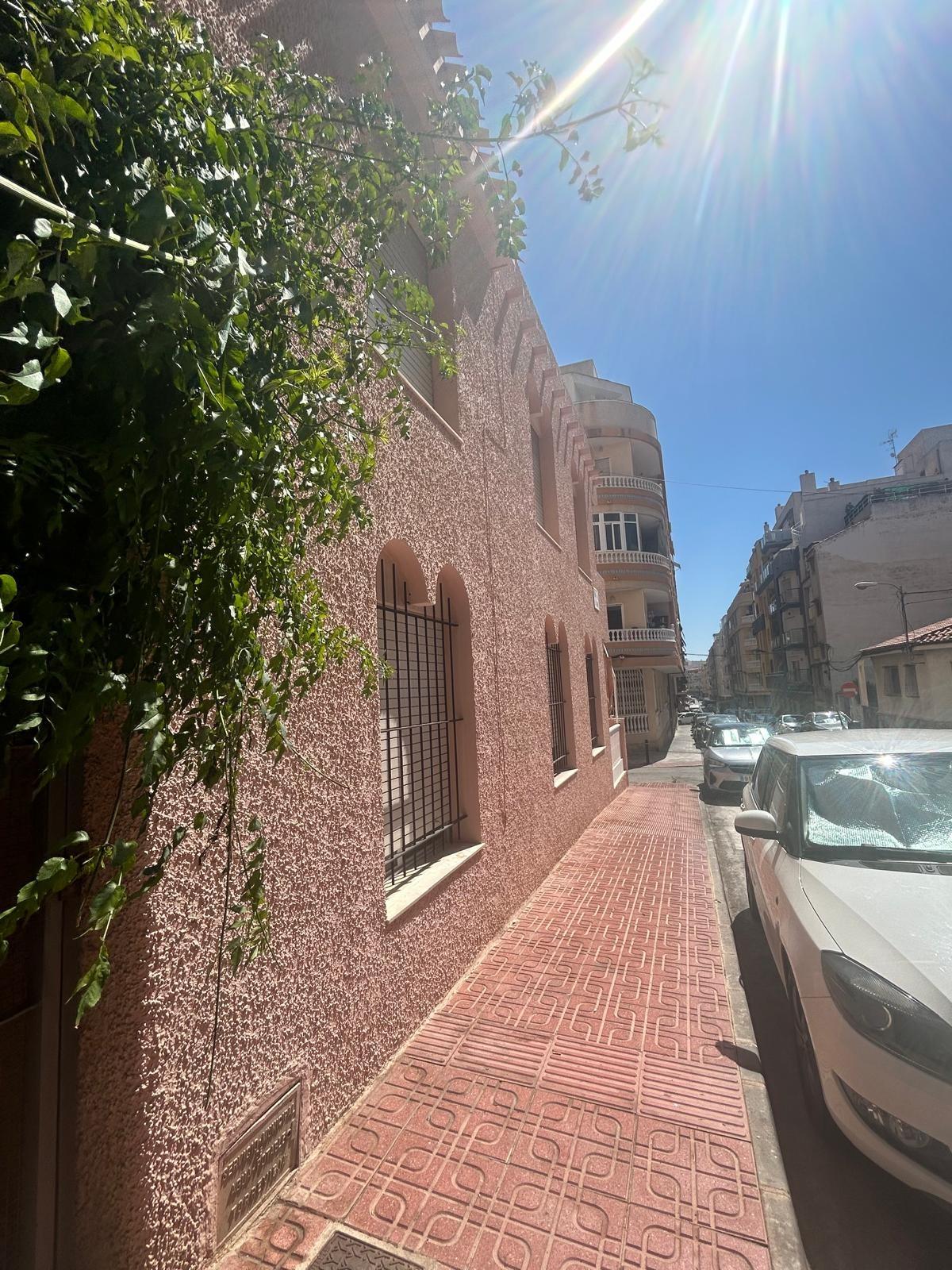 3-Bedroom Townhouse in the Center of Torrevieja – Just 500 Meters from the Sea Discover this fantast