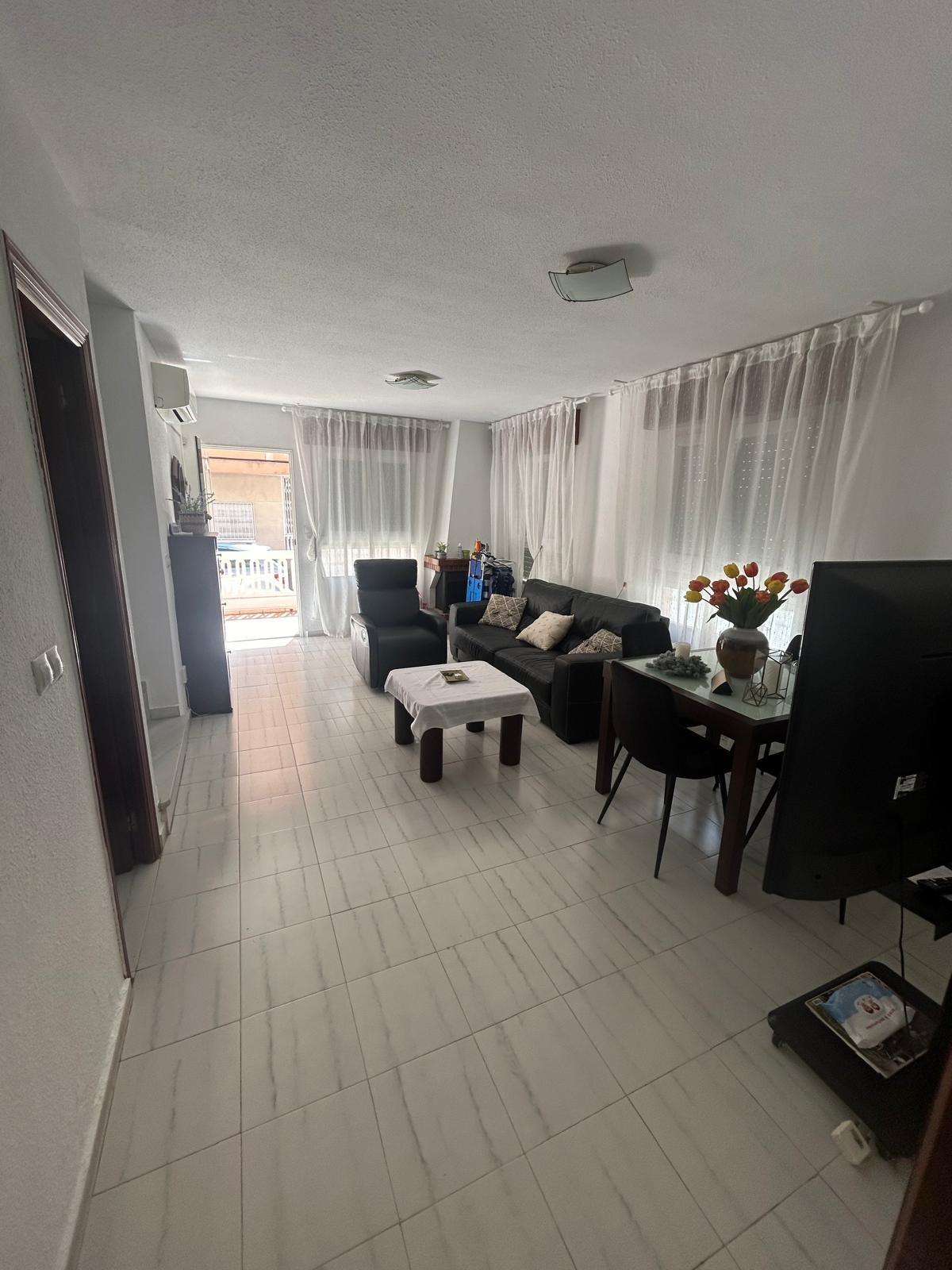 3-Bedroom Townhouse in the Center of Torrevieja – Just 500 Meters from the Sea Discover this fantast
