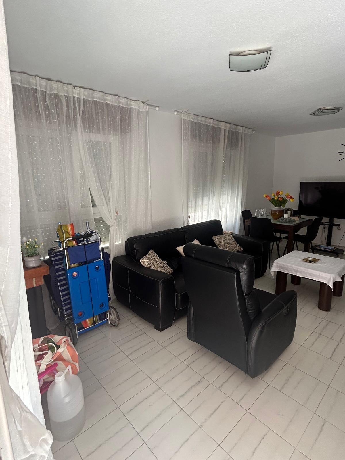 3-Bedroom Townhouse in the Center of Torrevieja – Just 500 Meters from the Sea Discover this fantast