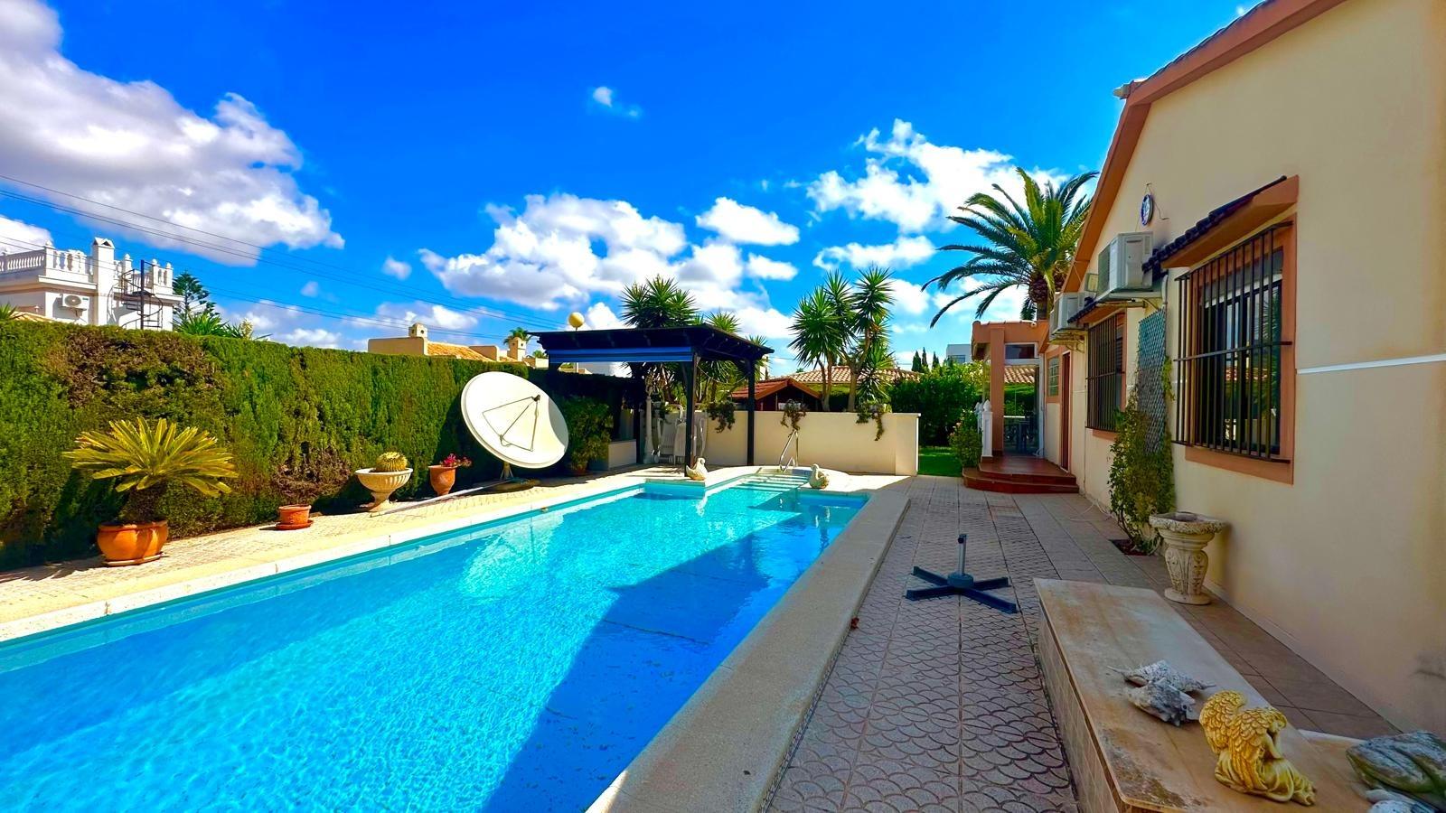 Master bedroom in villa for sale in Cabo Roig