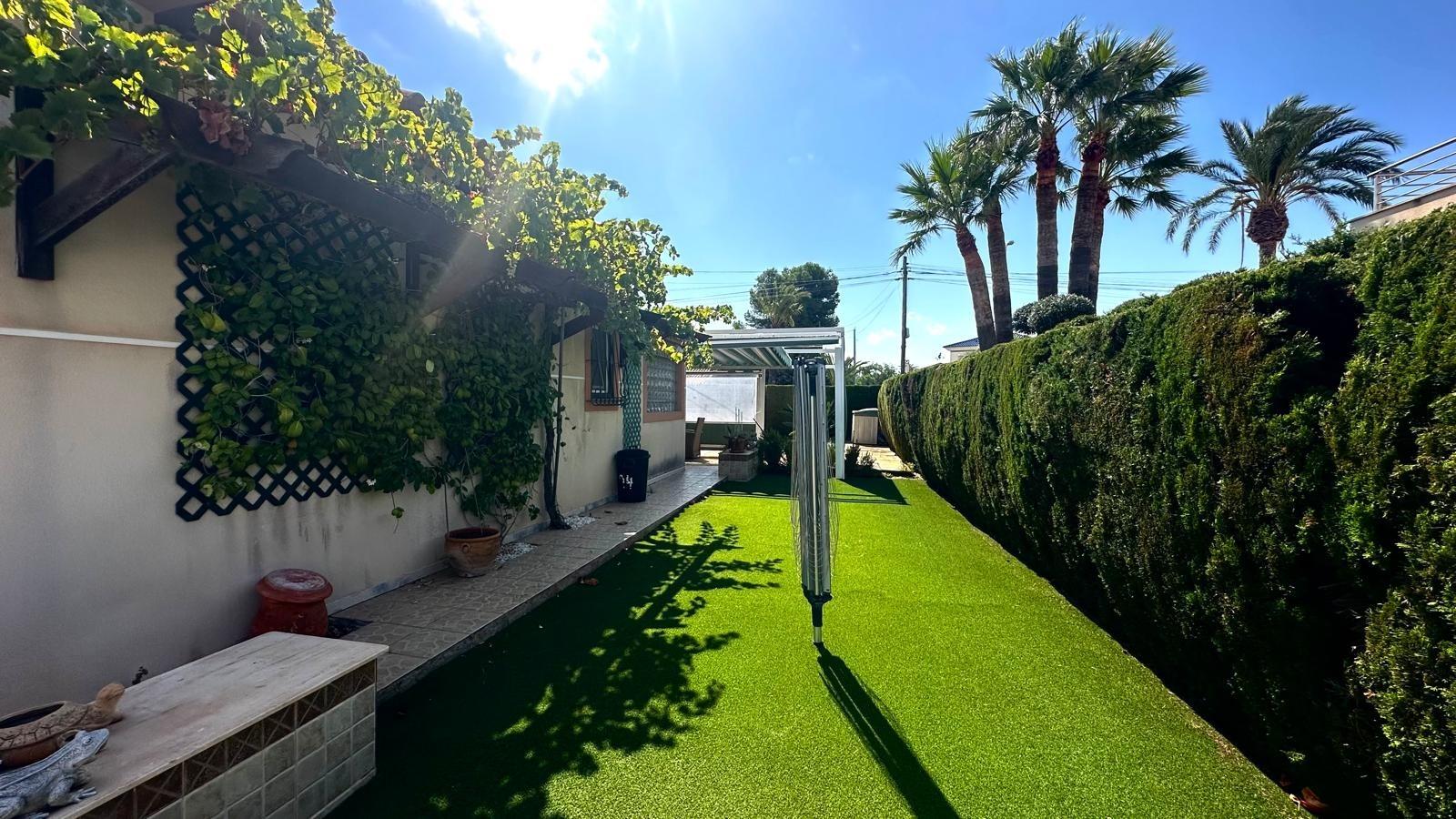Garden in villa for sale in Cabo Roig