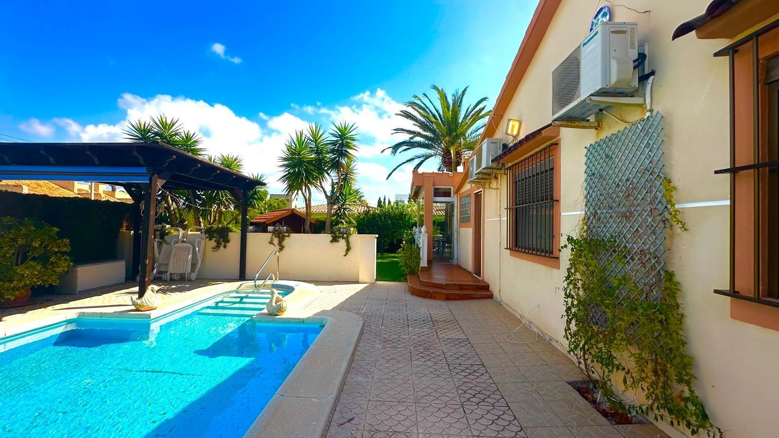 Garden in villa for sale in Cabo Roig