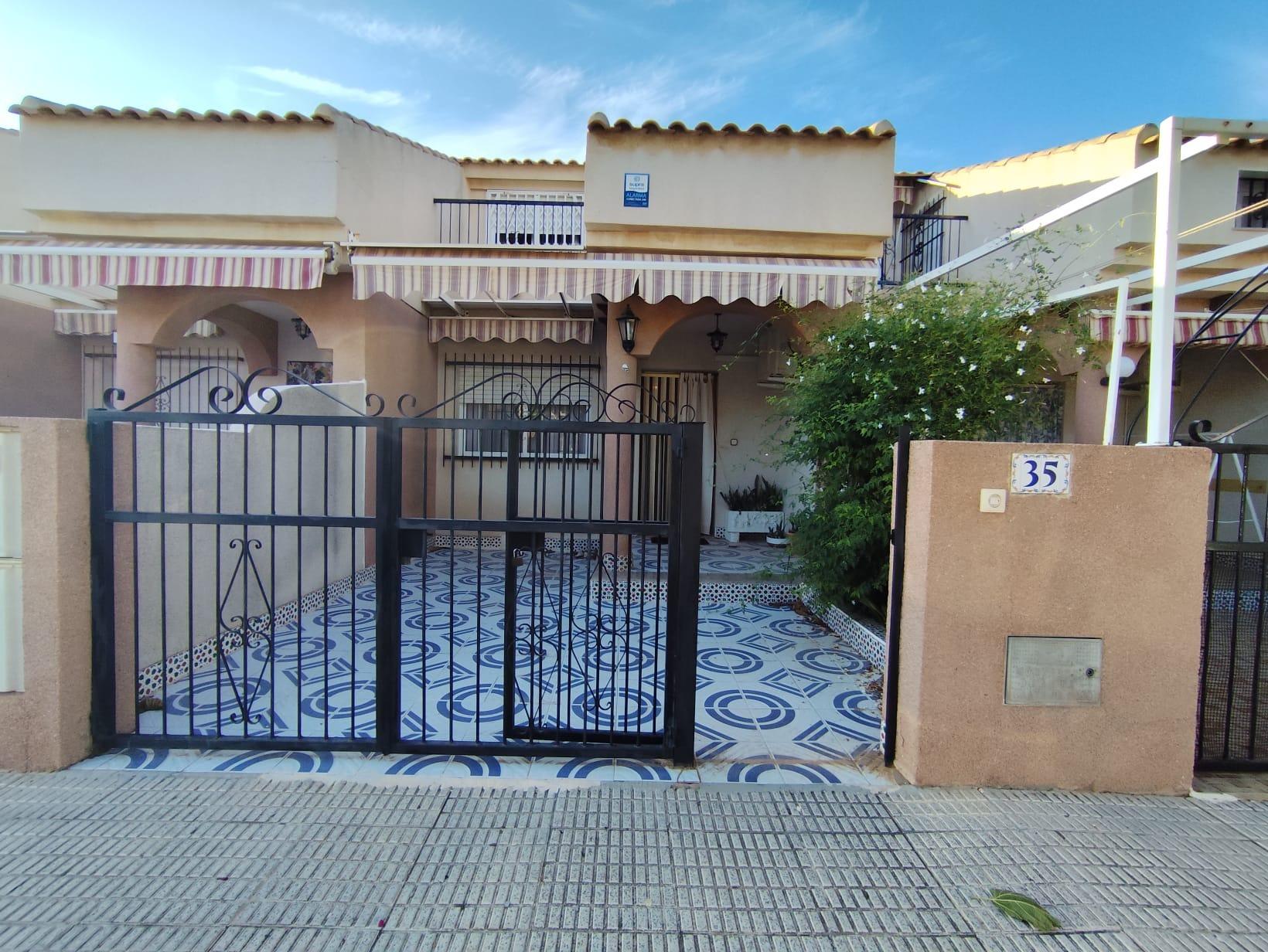 DUPLEX FOR SALE WITH THREE BEDROOMS AND TWO FULL BATHROOMS INDEPENDENT KITCHEN TWO PATIOS ONE DOWNST