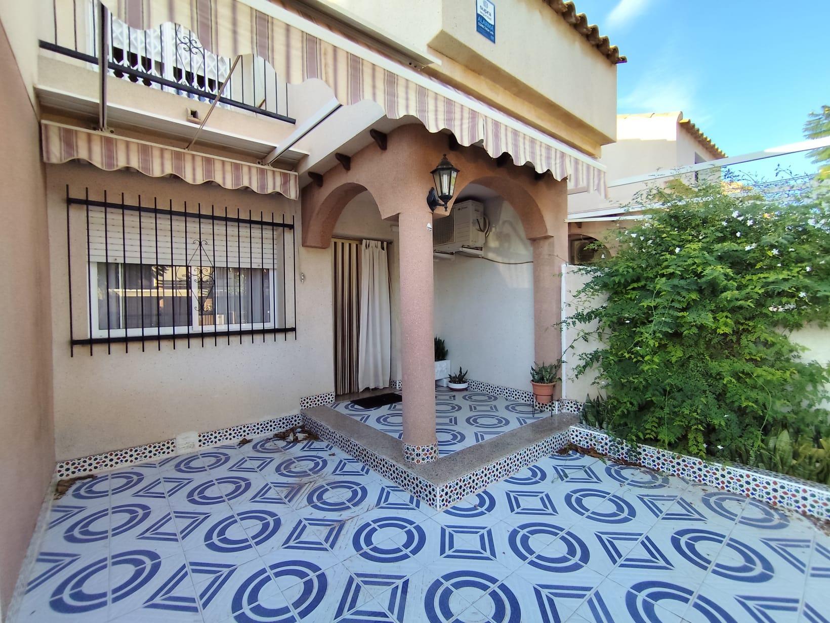 DUPLEX FOR SALE WITH THREE BEDROOMS AND TWO FULL BATHROOMS INDEPENDENT KITCHEN TWO PATIOS ONE DOWNST