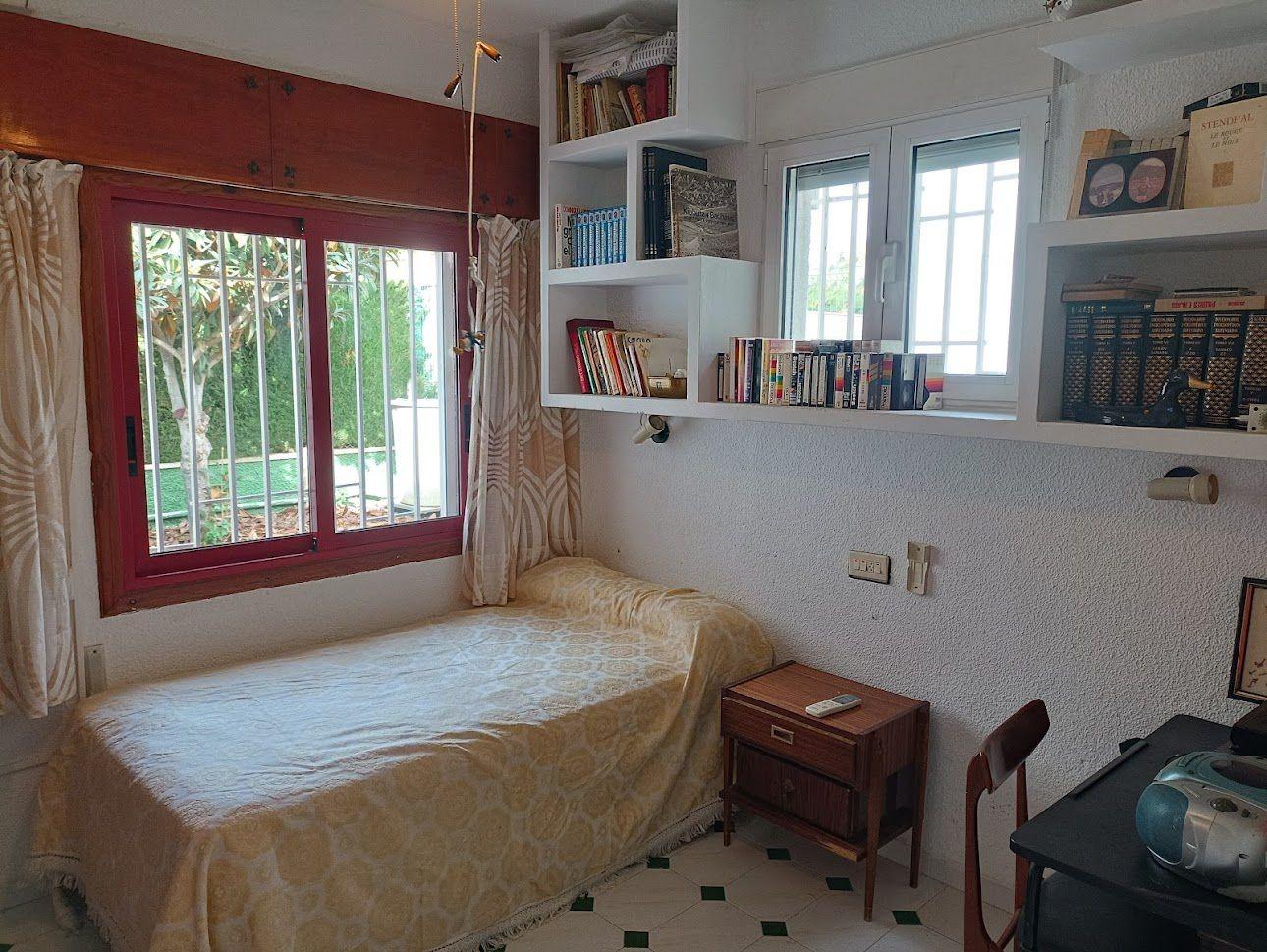 Garden in villa for sale in Orihuela Costa