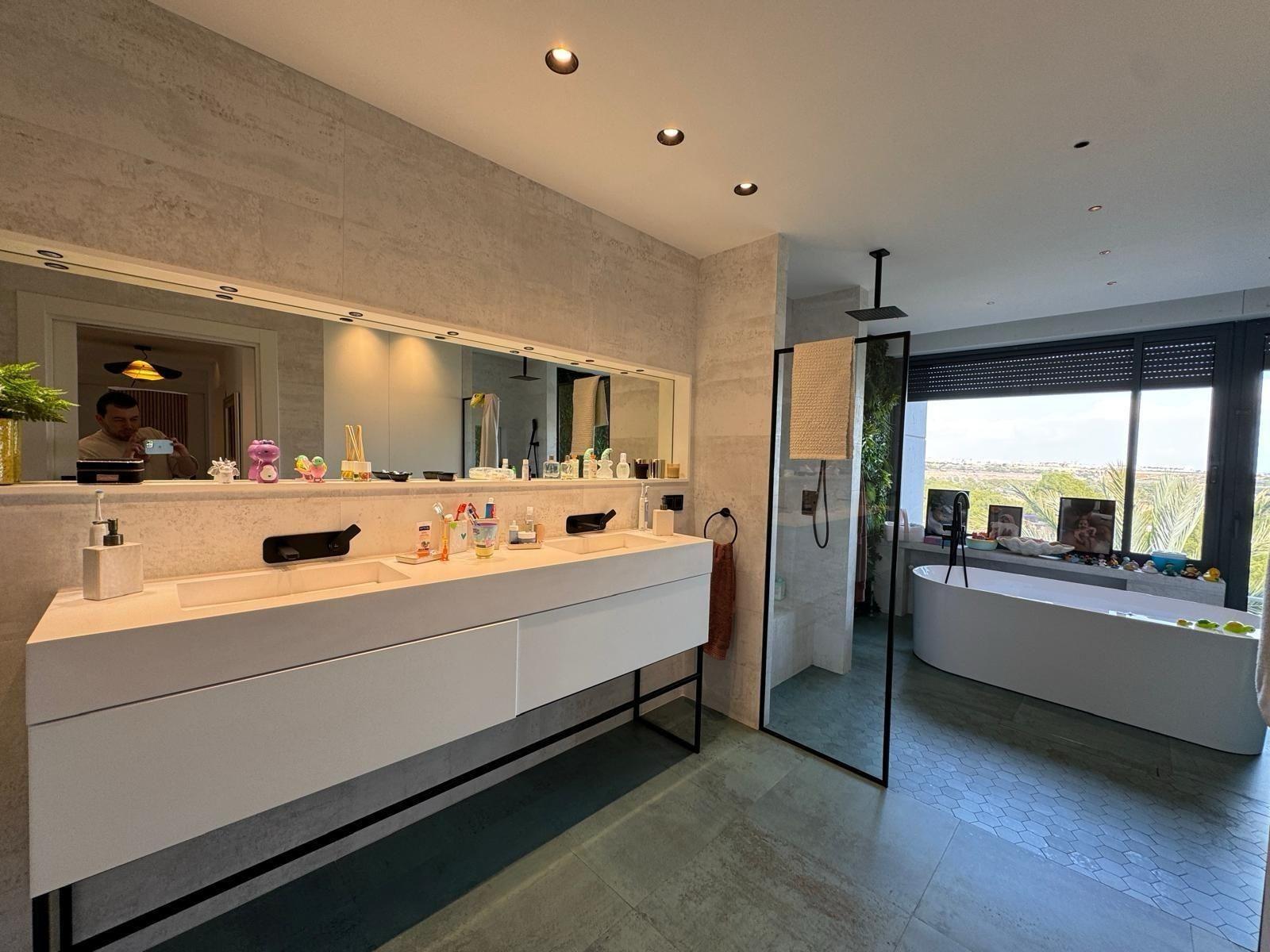 Garden in villa for sale in Orihuela Costa