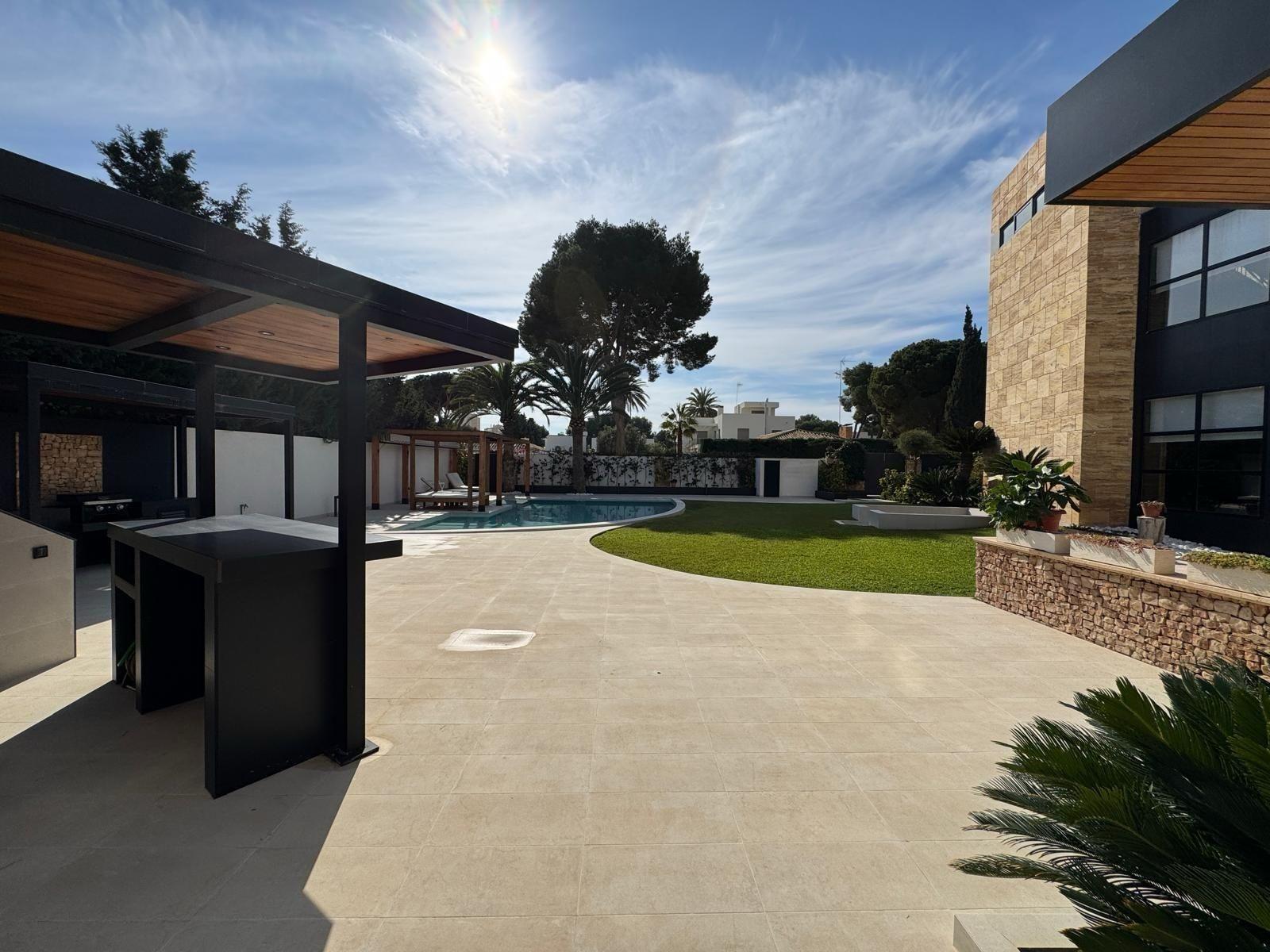 Garden in villa for sale in Orihuela Costa