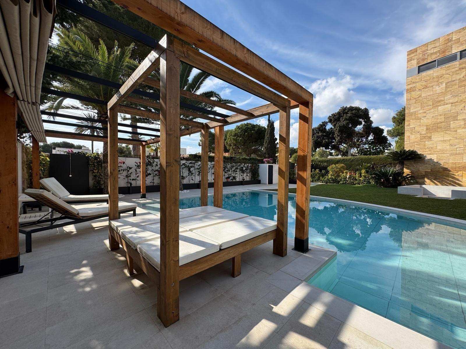 Bedroom in villa for sale in Orihuela Costa