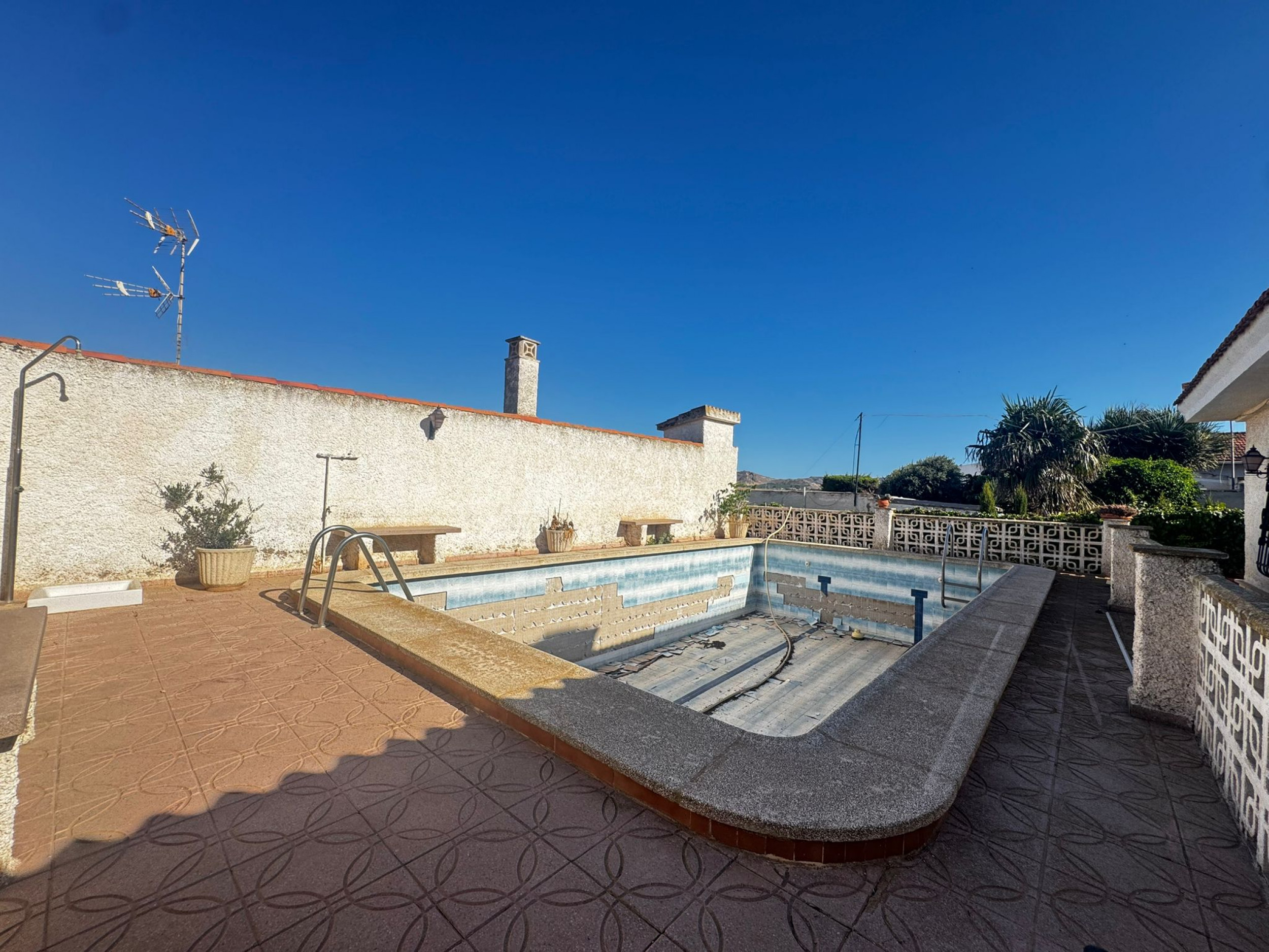 Garden in villa for sale in Cartagena